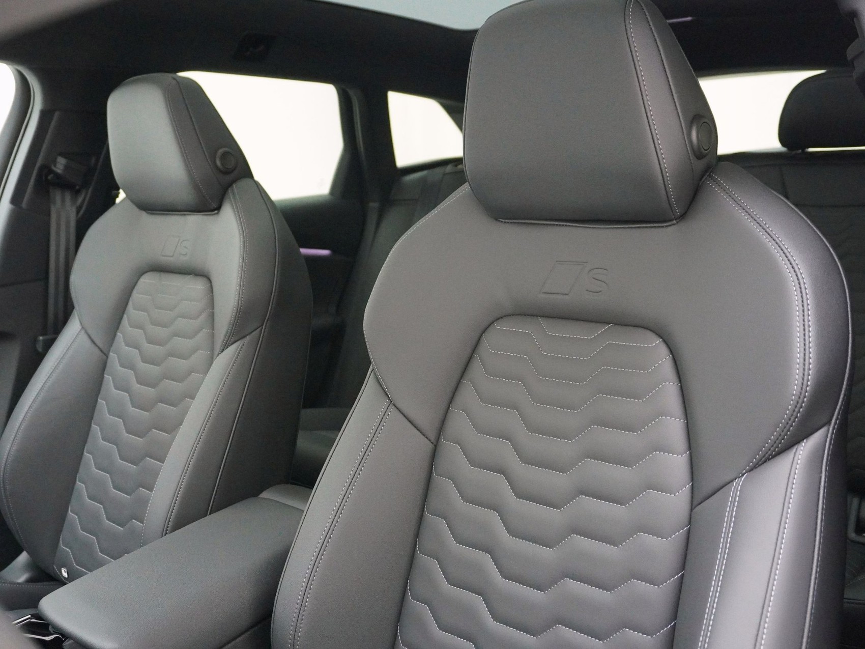 AUDI A6 e-tron Avant quattro S line-image-13