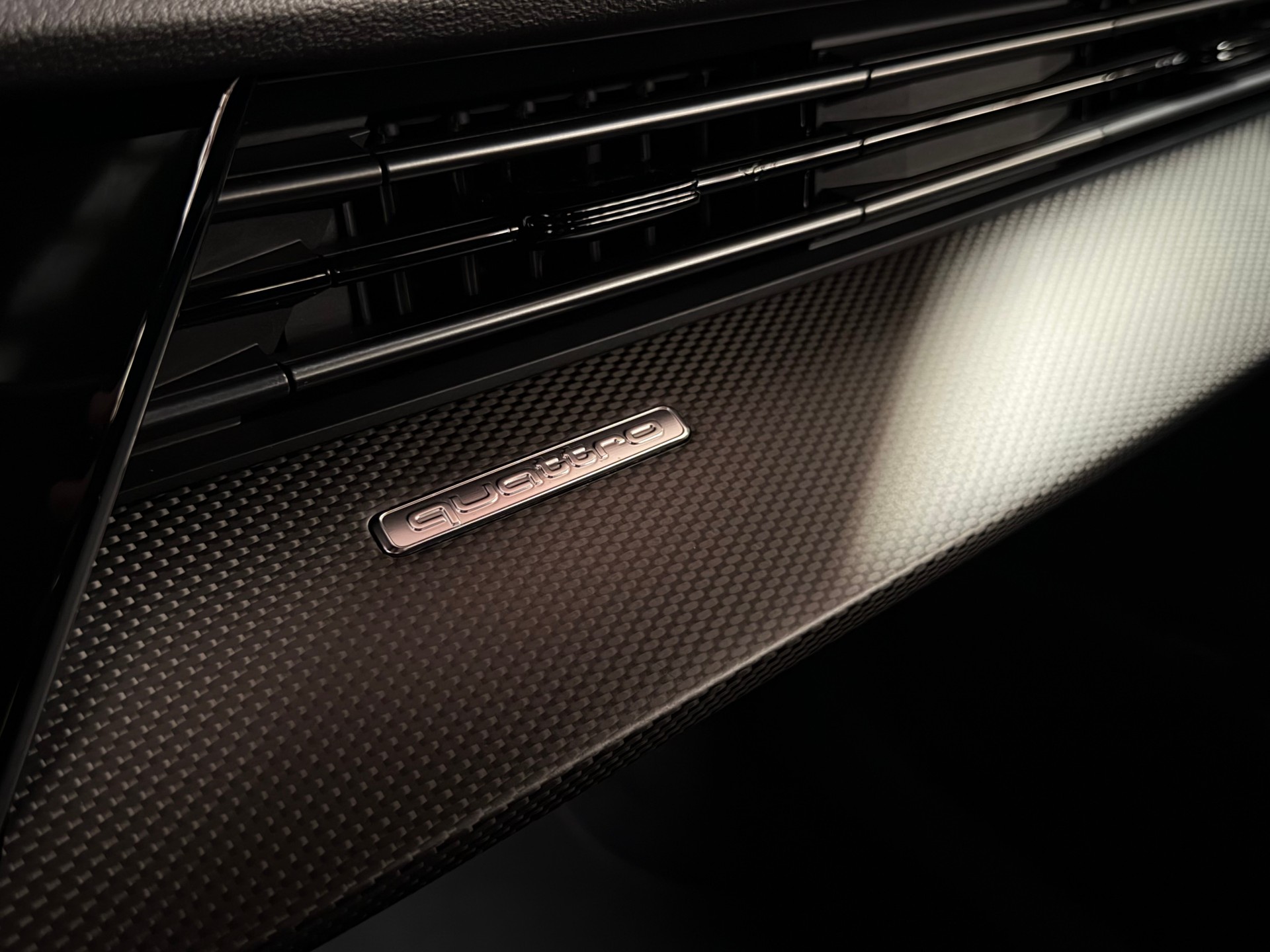 AUDI RS3 Limousine 2.5 TSI quattro S-tronic Schalensitze-image-34