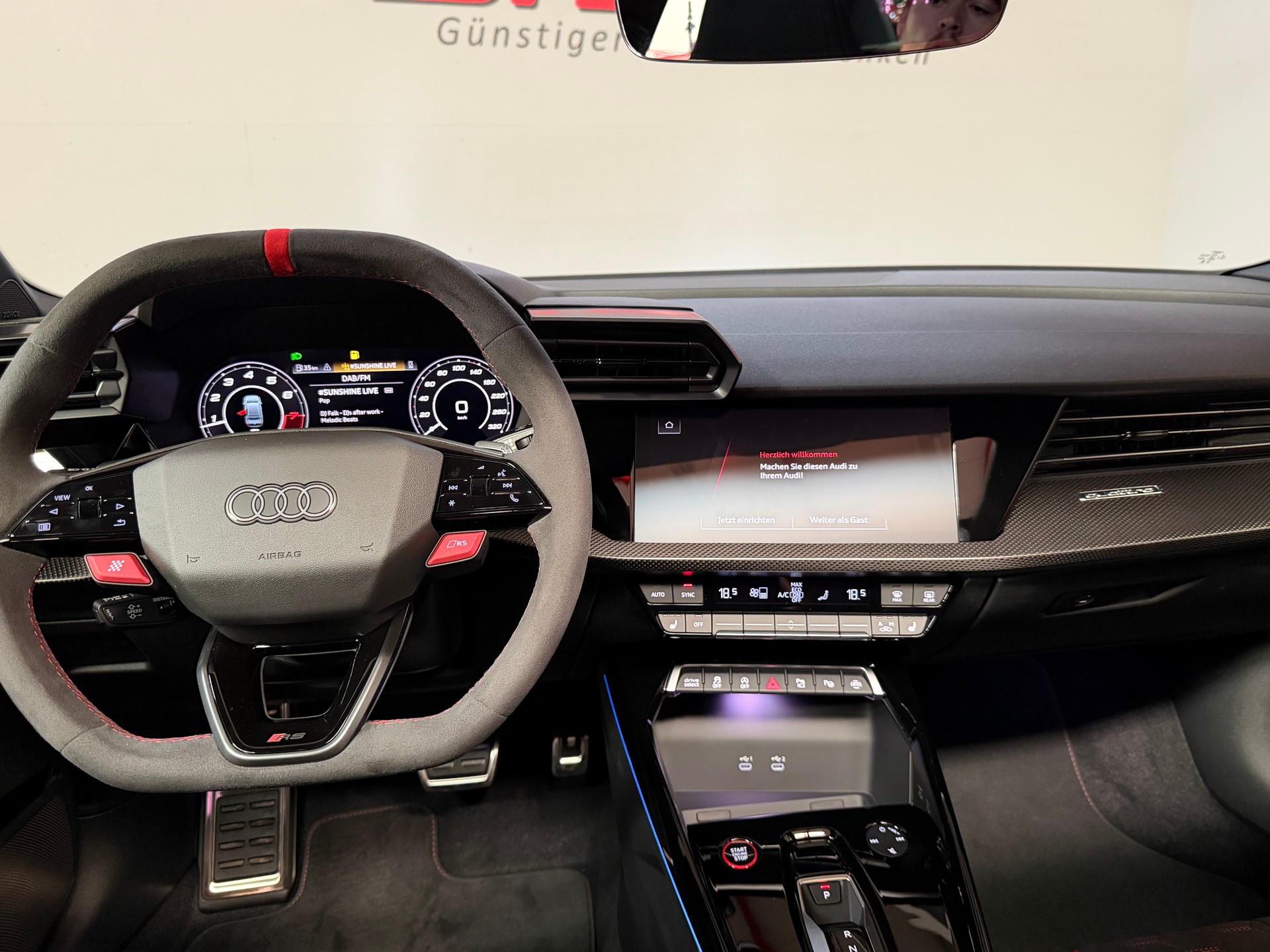 AUDI RS3 Limousine 2.5 TSI quattro S-tronic Schalensitze-image-18