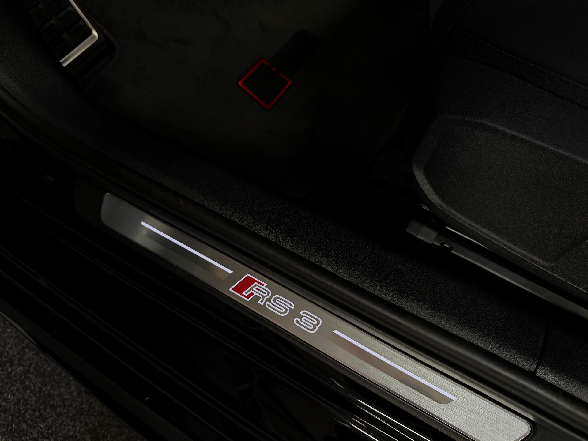 AUDI RS3 Limousine 2.5 TSI quattro S-tronic Schalensitze-image-27