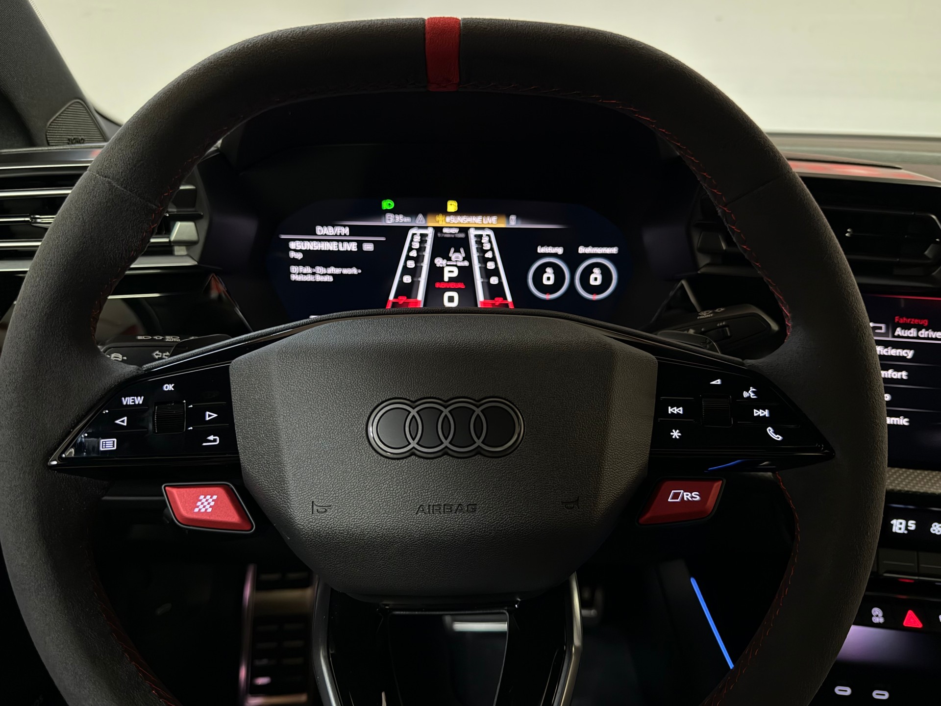 AUDI RS3 Limousine 2.5 TSI quattro S-tronic Schalensitze-image-28