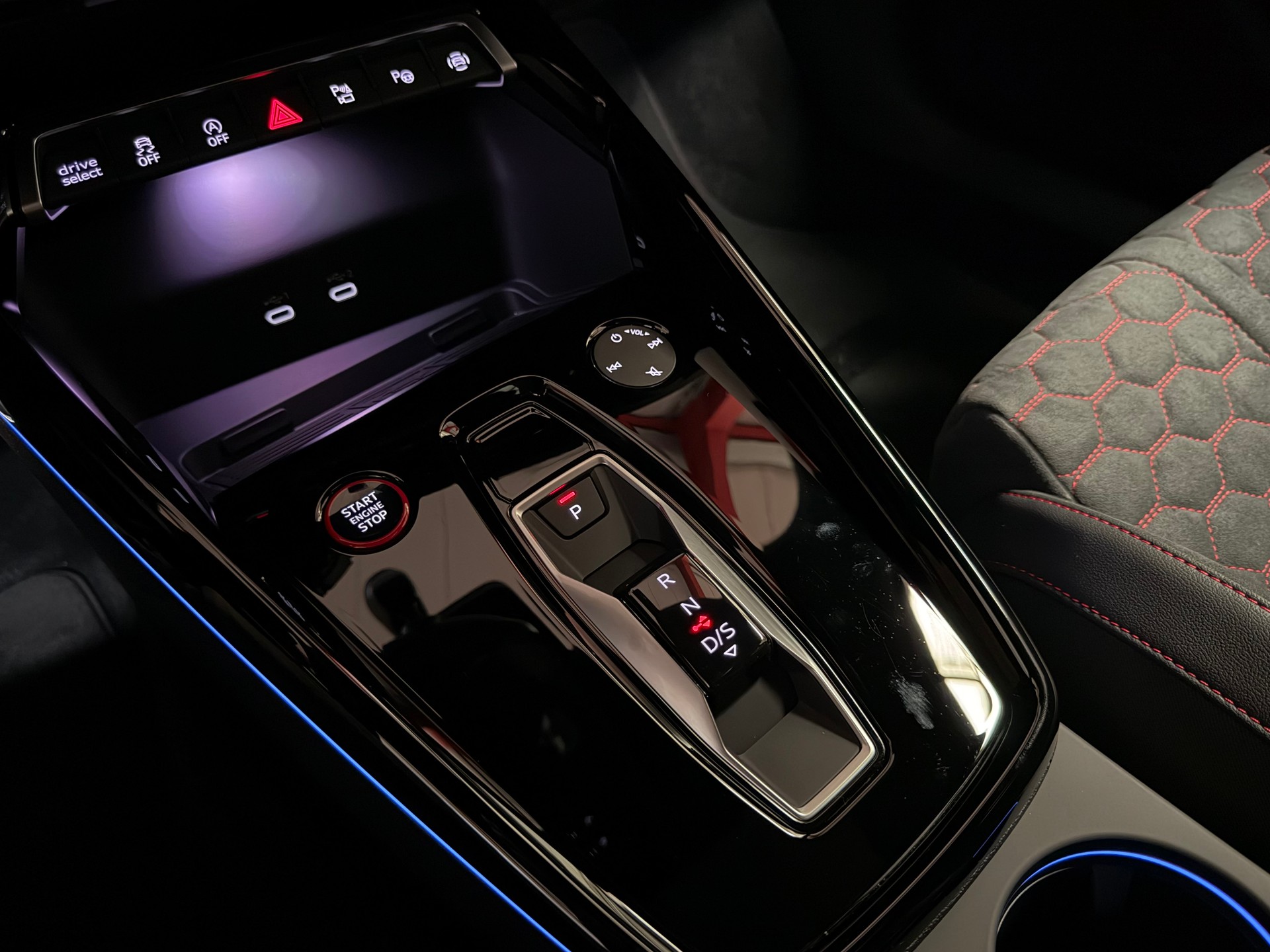 AUDI RS3 Limousine 2.5 TSI quattro S-tronic Schalensitze-image-26