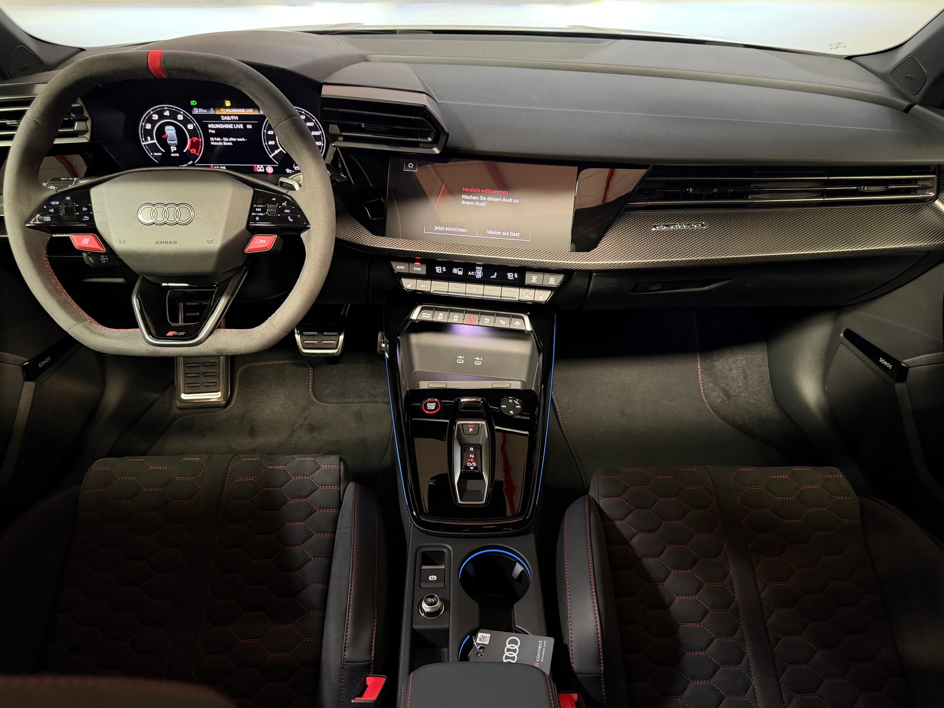 AUDI RS3 Limousine 2.5 TSI quattro S-tronic Schalensitze-image-19