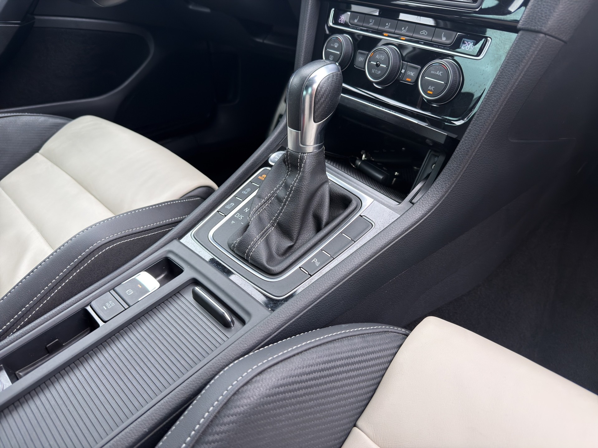 VW Golf 2.0 TSI R 4Motion DSG-image-17
