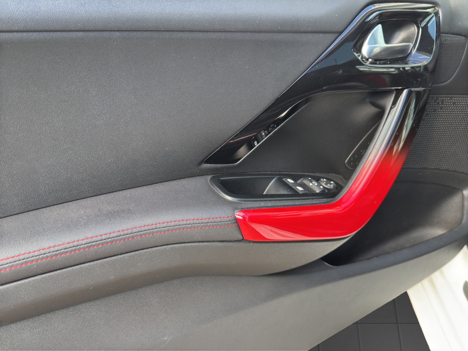PEUGEOT 208 1.6 Turbo GTi-image-17