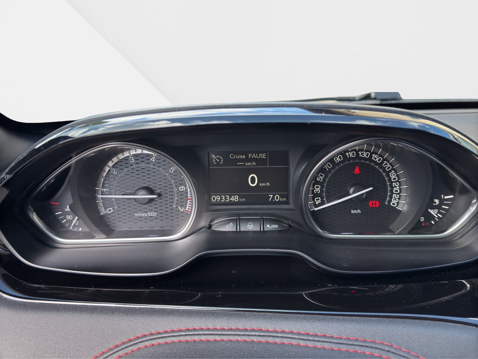 PEUGEOT 208 1.6 Turbo GTi-image-10