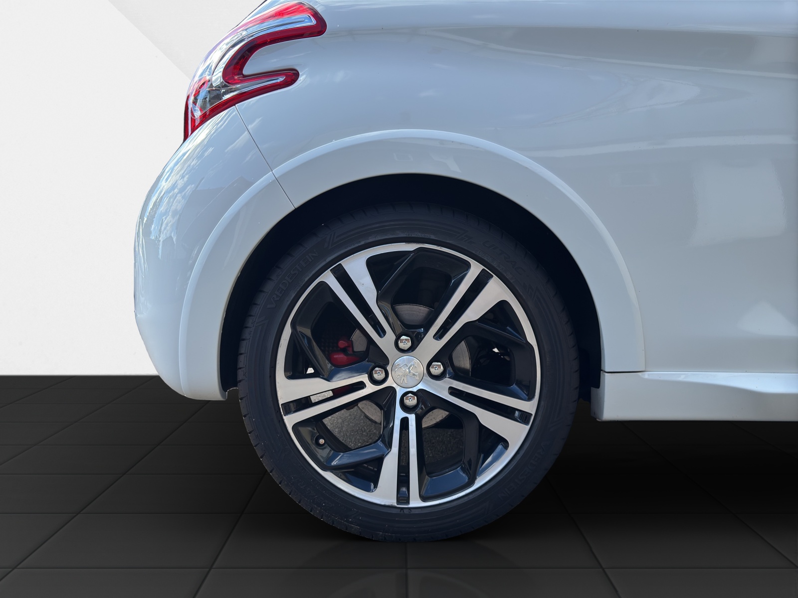 PEUGEOT 208 1.6 Turbo GTi-image-22