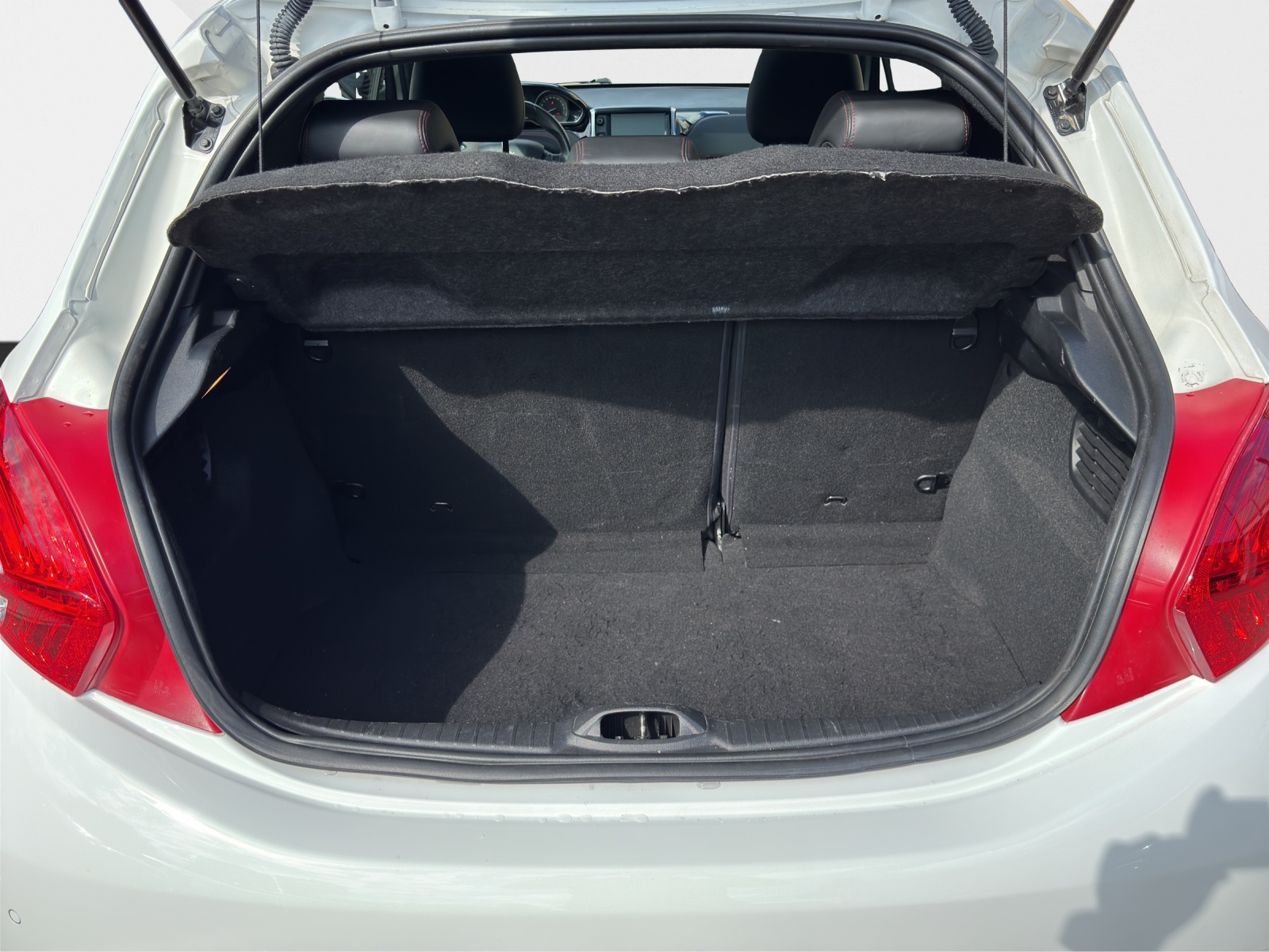 PEUGEOT 208 1.6 Turbo GTi-image-15