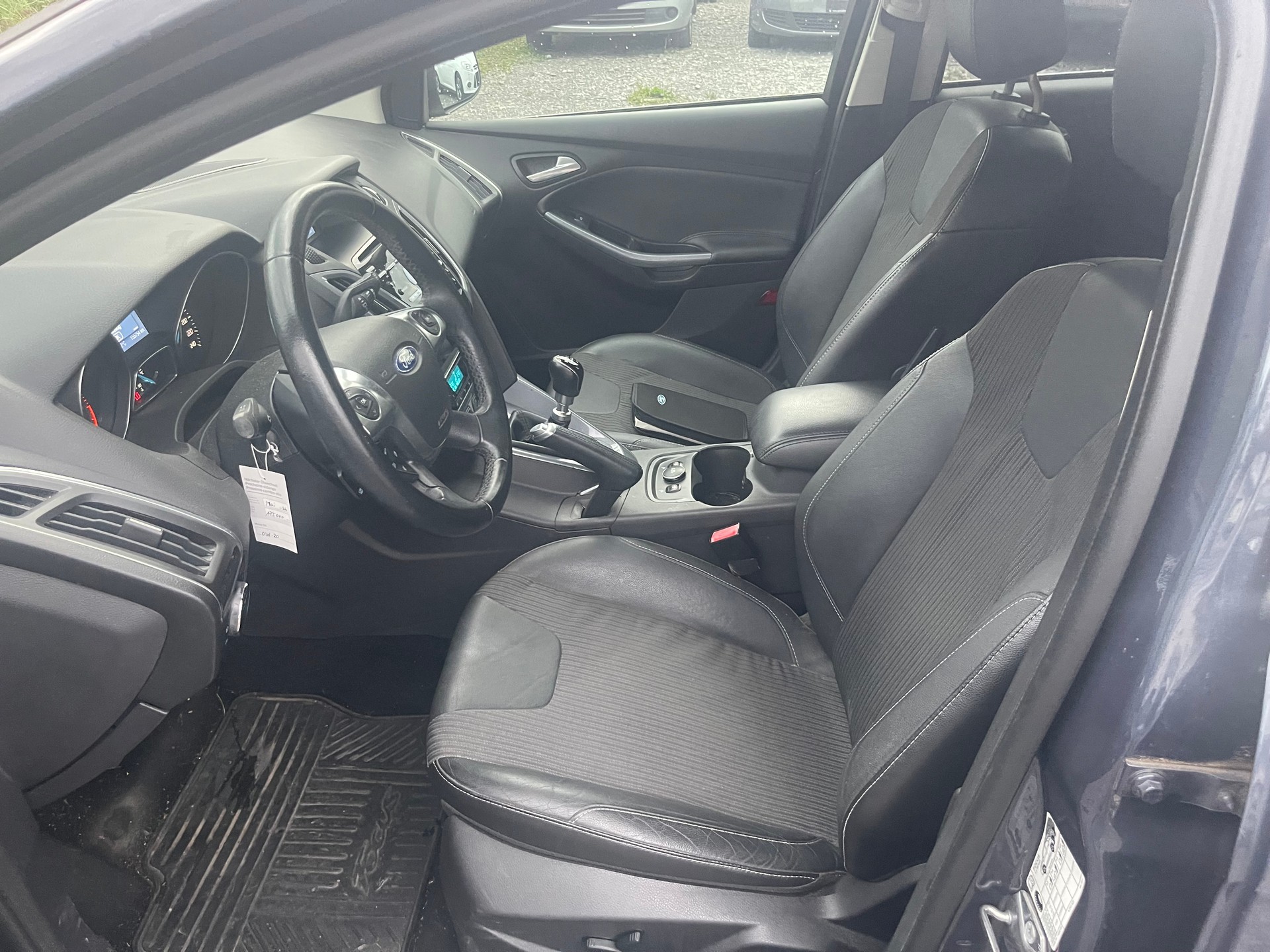 FORD Focus 1.0 SCTi Titanium-image-10