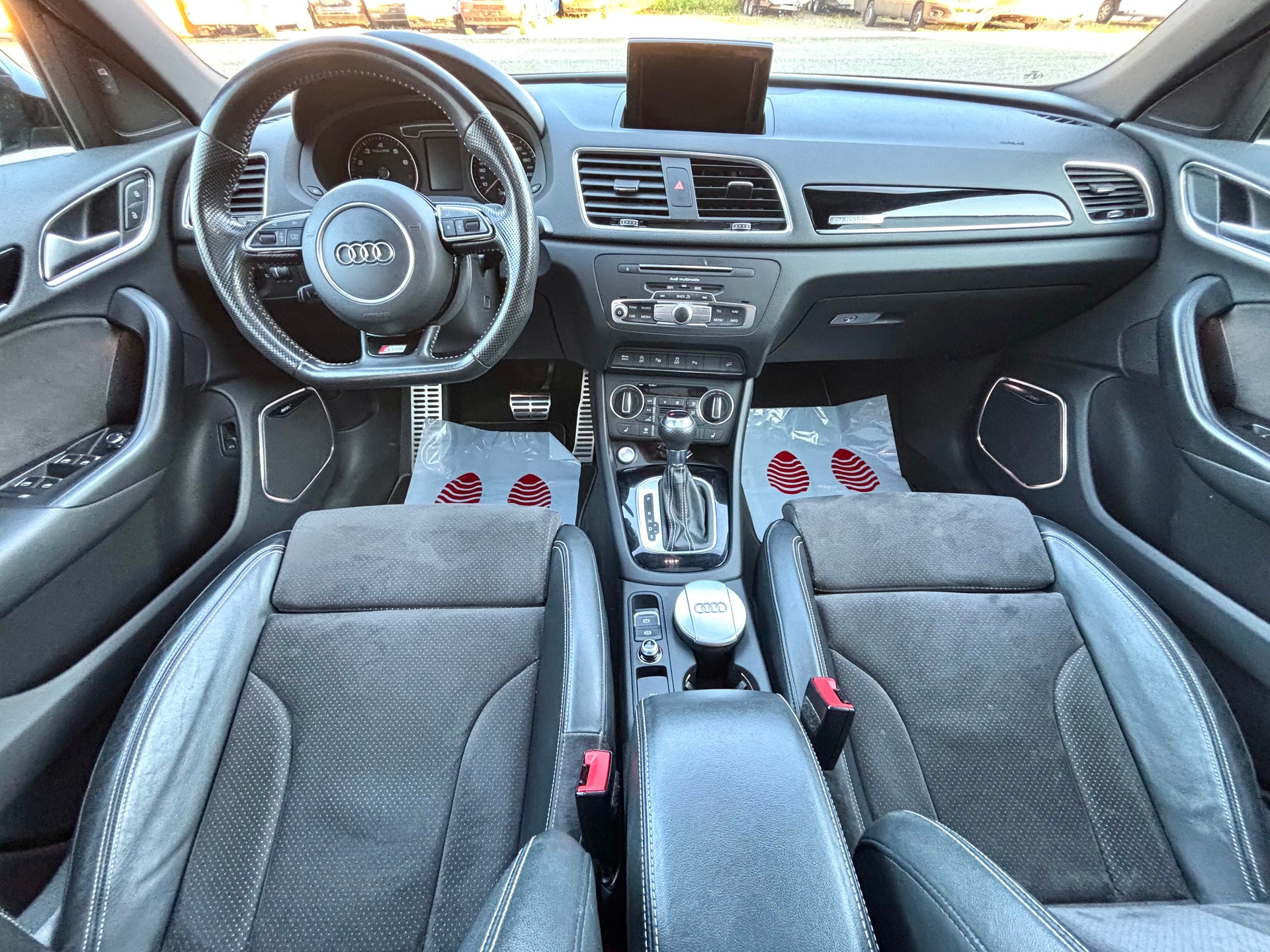 AUDI Q3 2.0 TFSI SPORT Quattro S-tronic S-Line-image-8