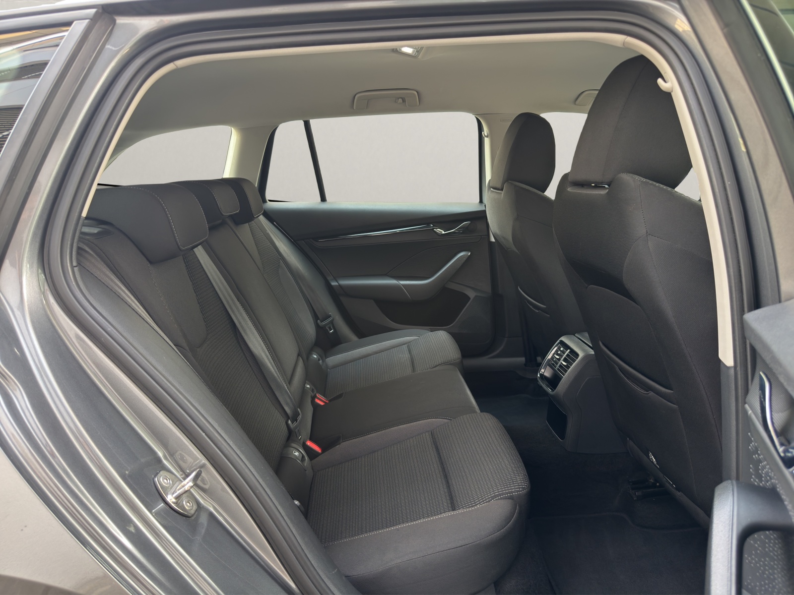 SKODA Octavia Combi 2.0 TDI DSG Ambition 4x4-image-14