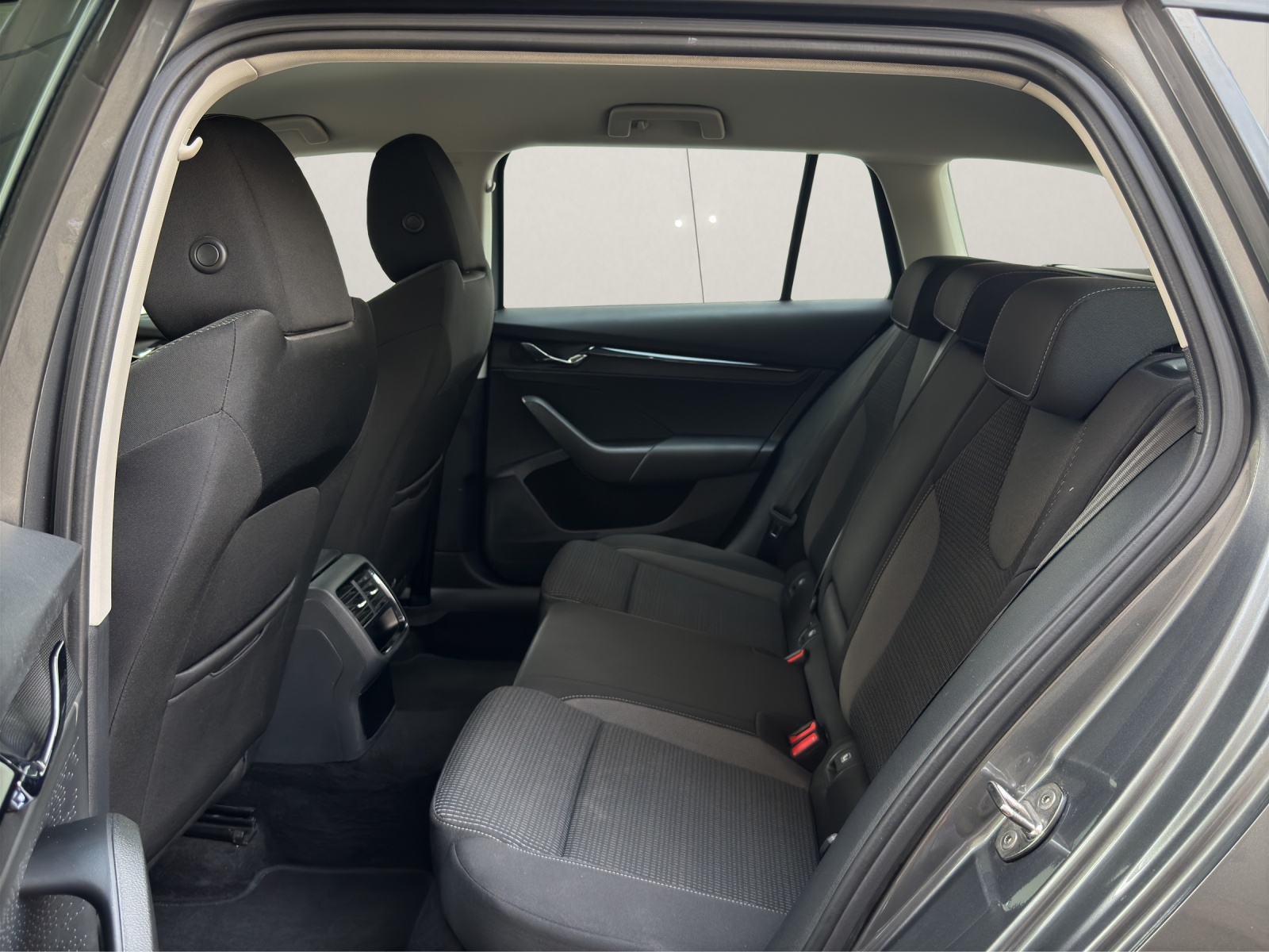 SKODA Octavia Combi 2.0 TDI DSG Ambition 4x4-image-13