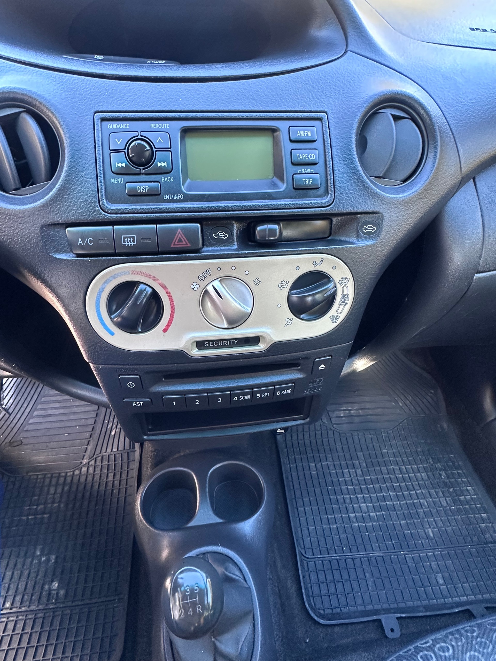 TOYOTA Yaris 1.0 Linea Luna-image-9