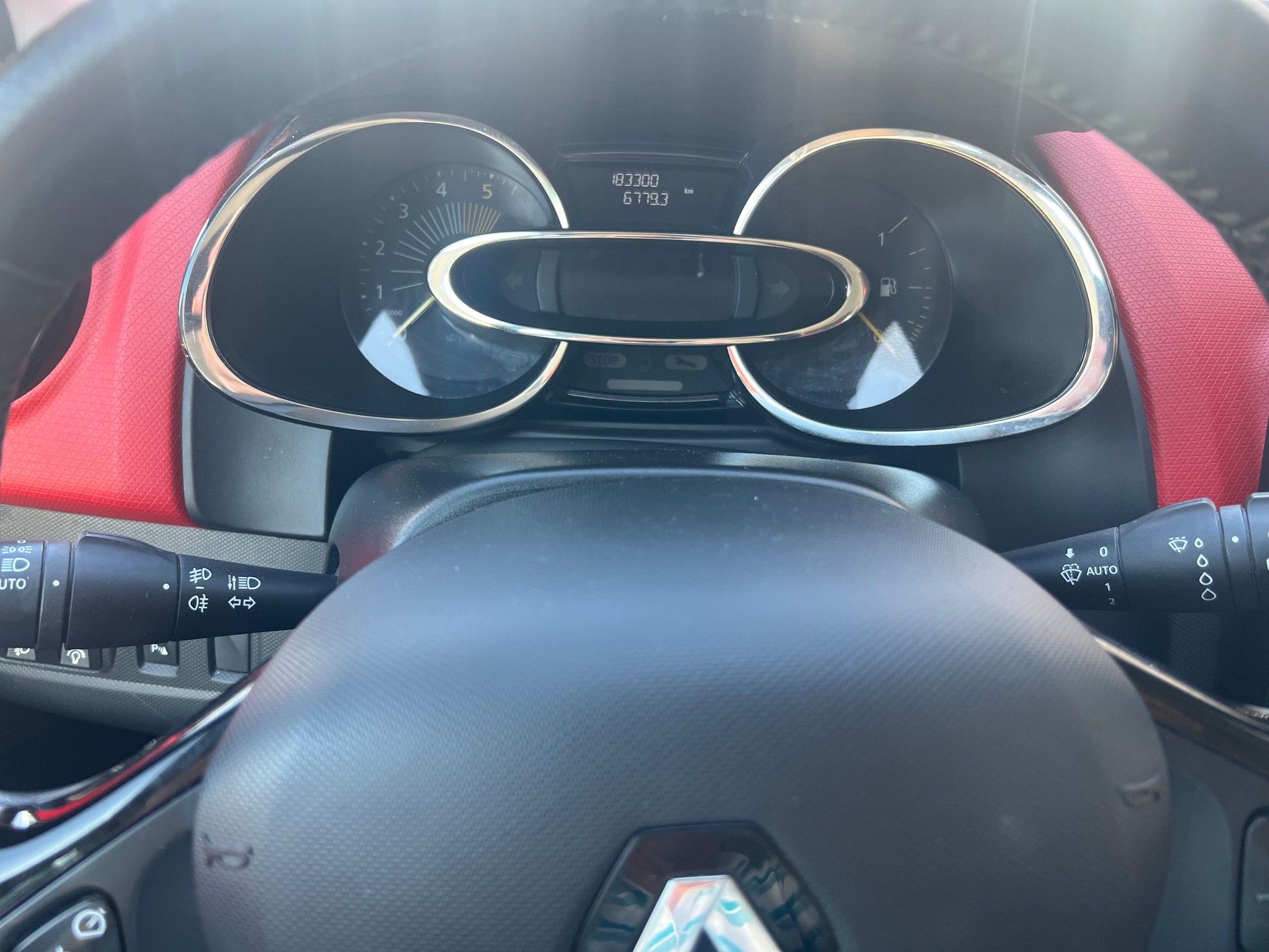 RENAULT Clio Grandtour 1.5 dCi Swiss Edition EDC-image-9