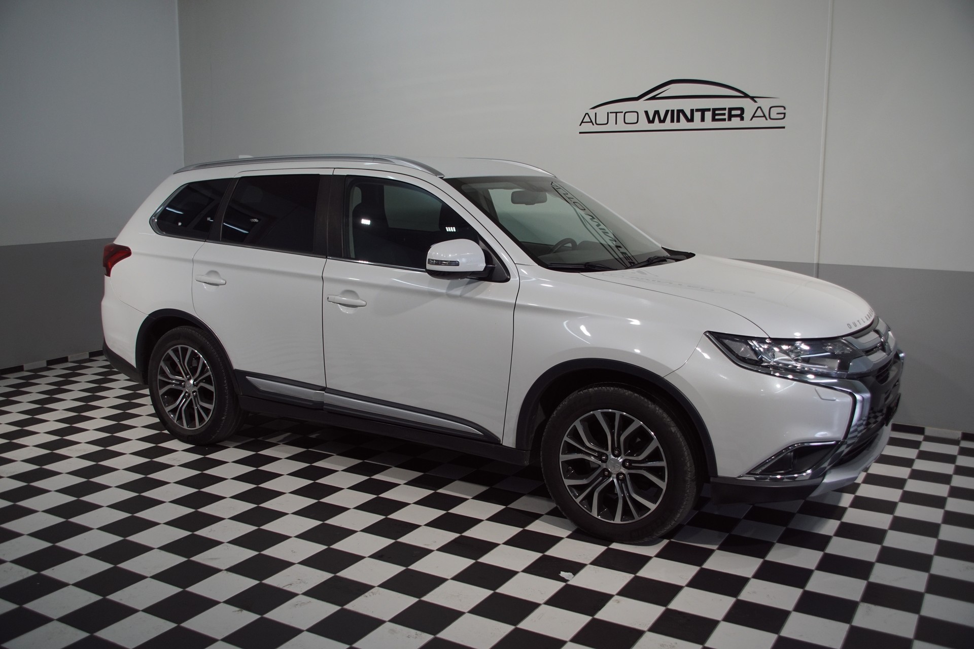 MITSUBISHI Outlander 2.2 DID 4WD Automatic-image-4