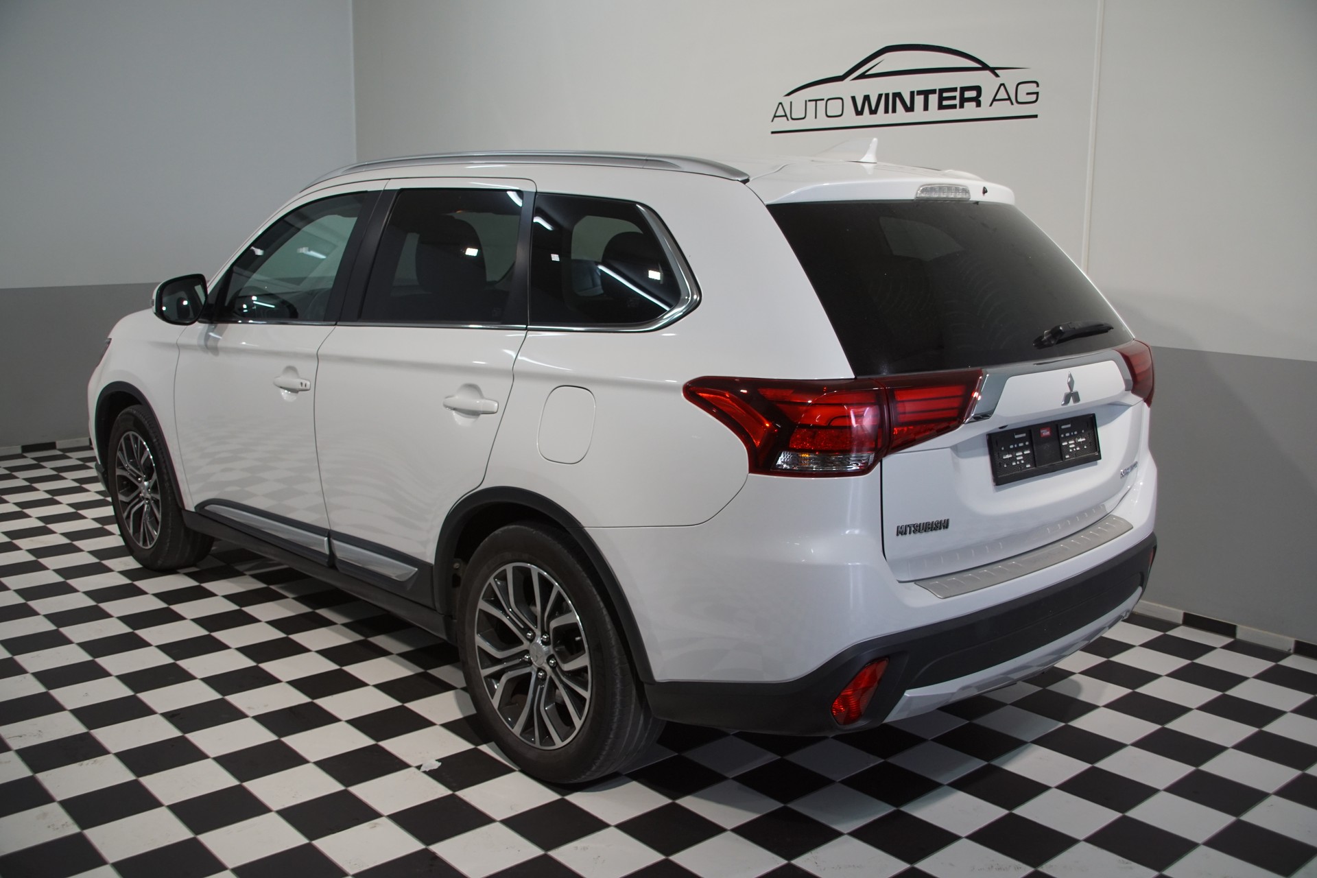 MITSUBISHI Outlander 2.2 DID 4WD Automatic-image-6