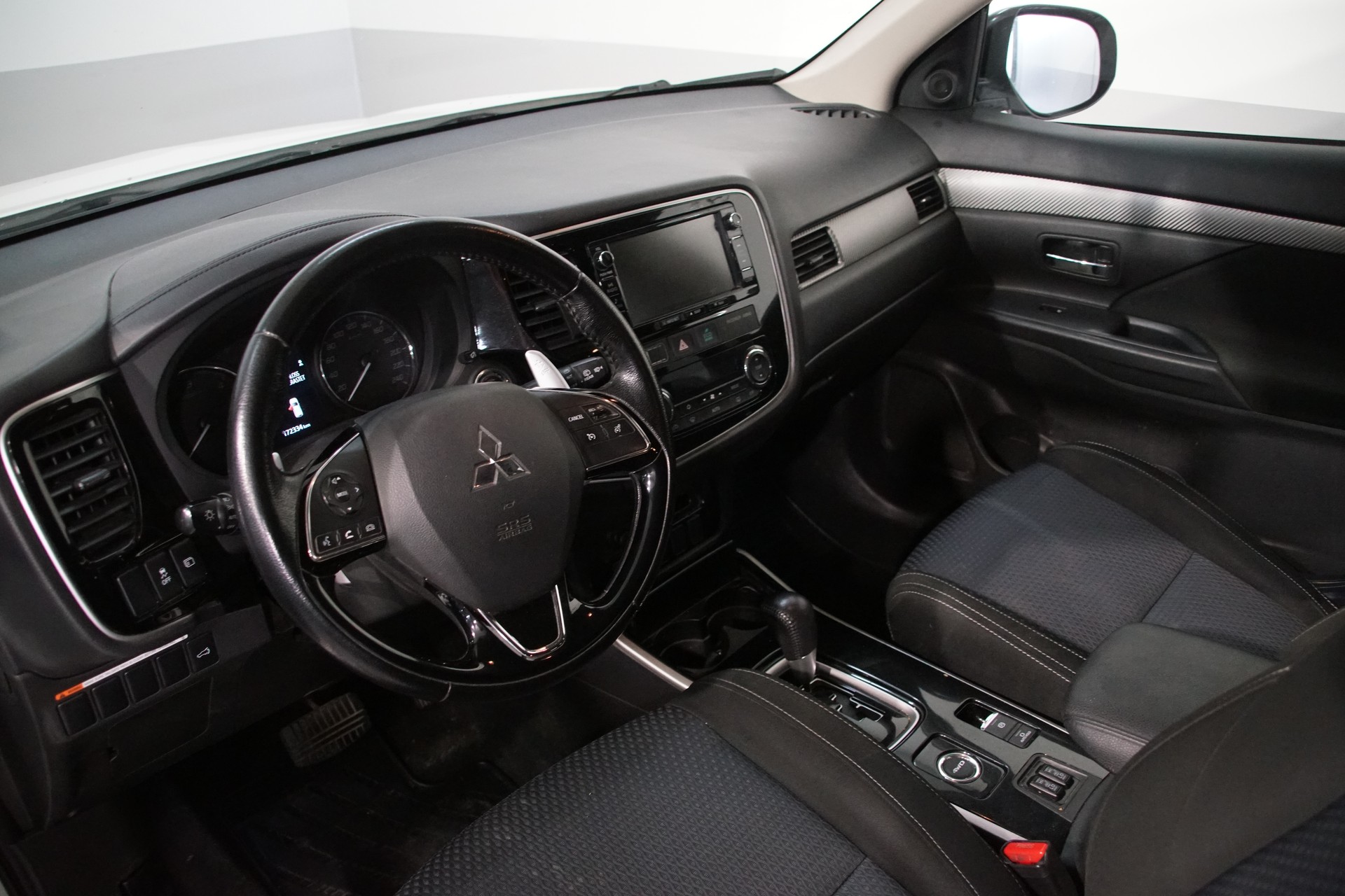 MITSUBISHI Outlander 2.2 DID 4WD Automatic-image-12