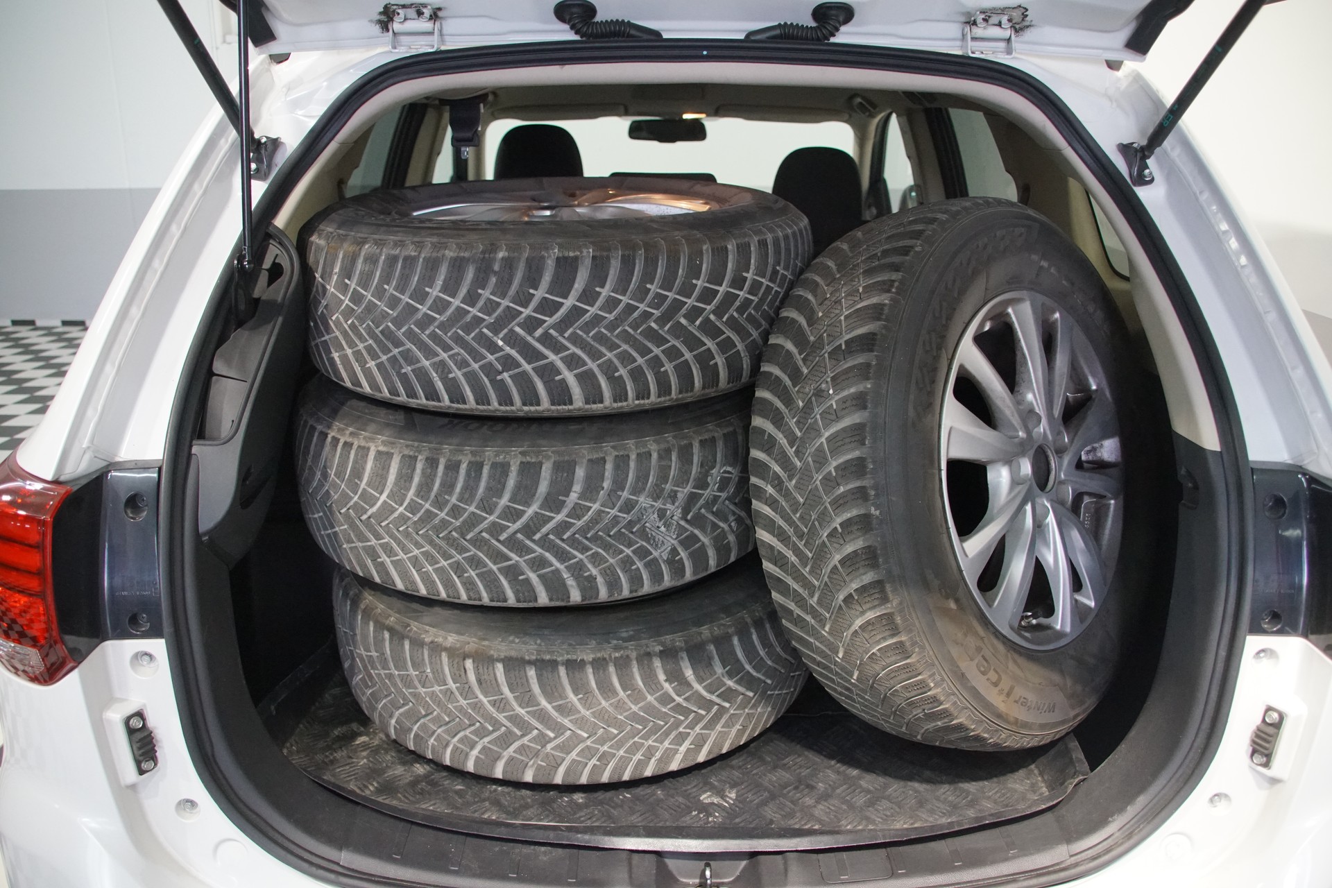 MITSUBISHI Outlander 2.2 DID 4WD Automatic-image-15