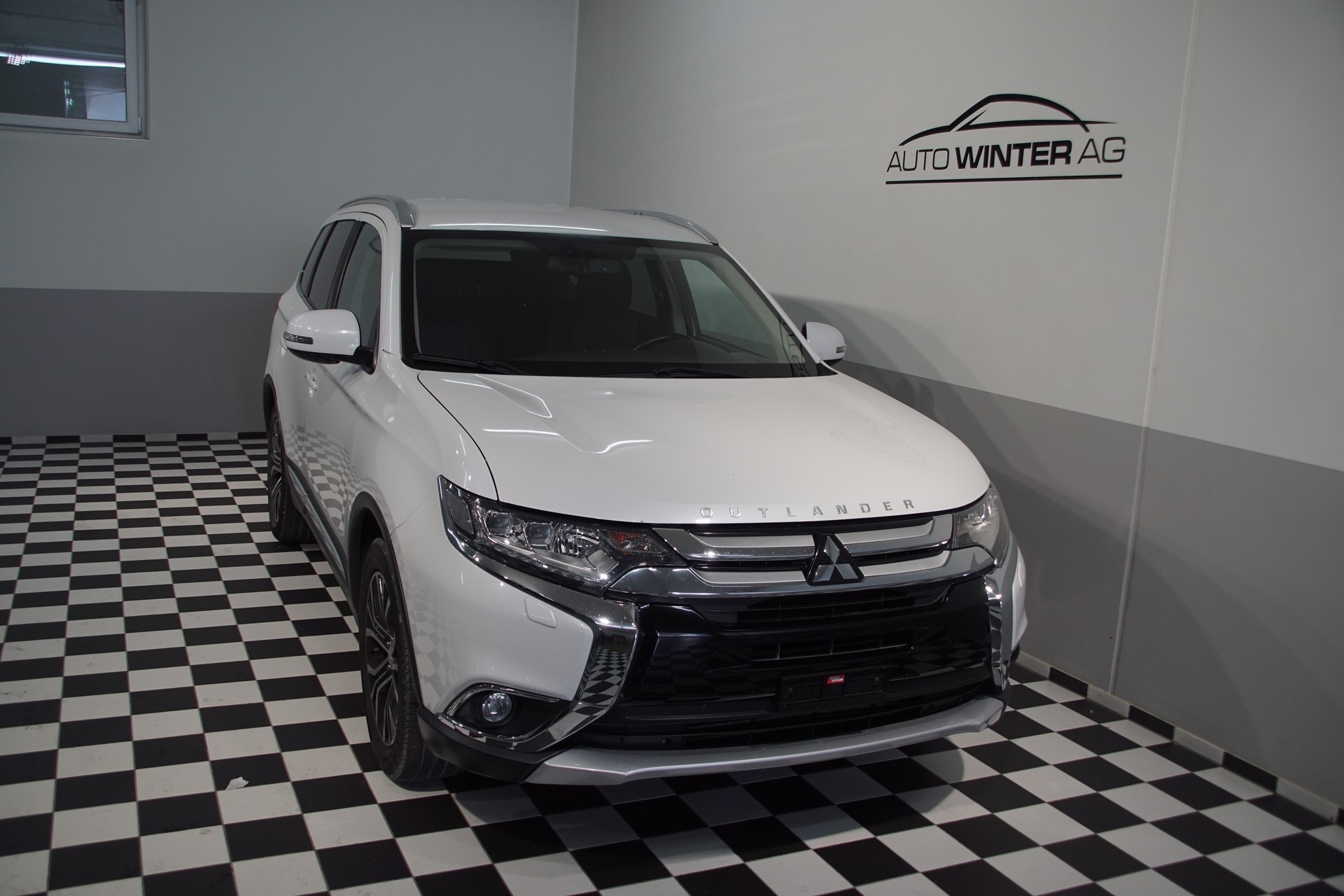 MITSUBISHI Outlander 2.2 DID 4WD Automatic-image-3