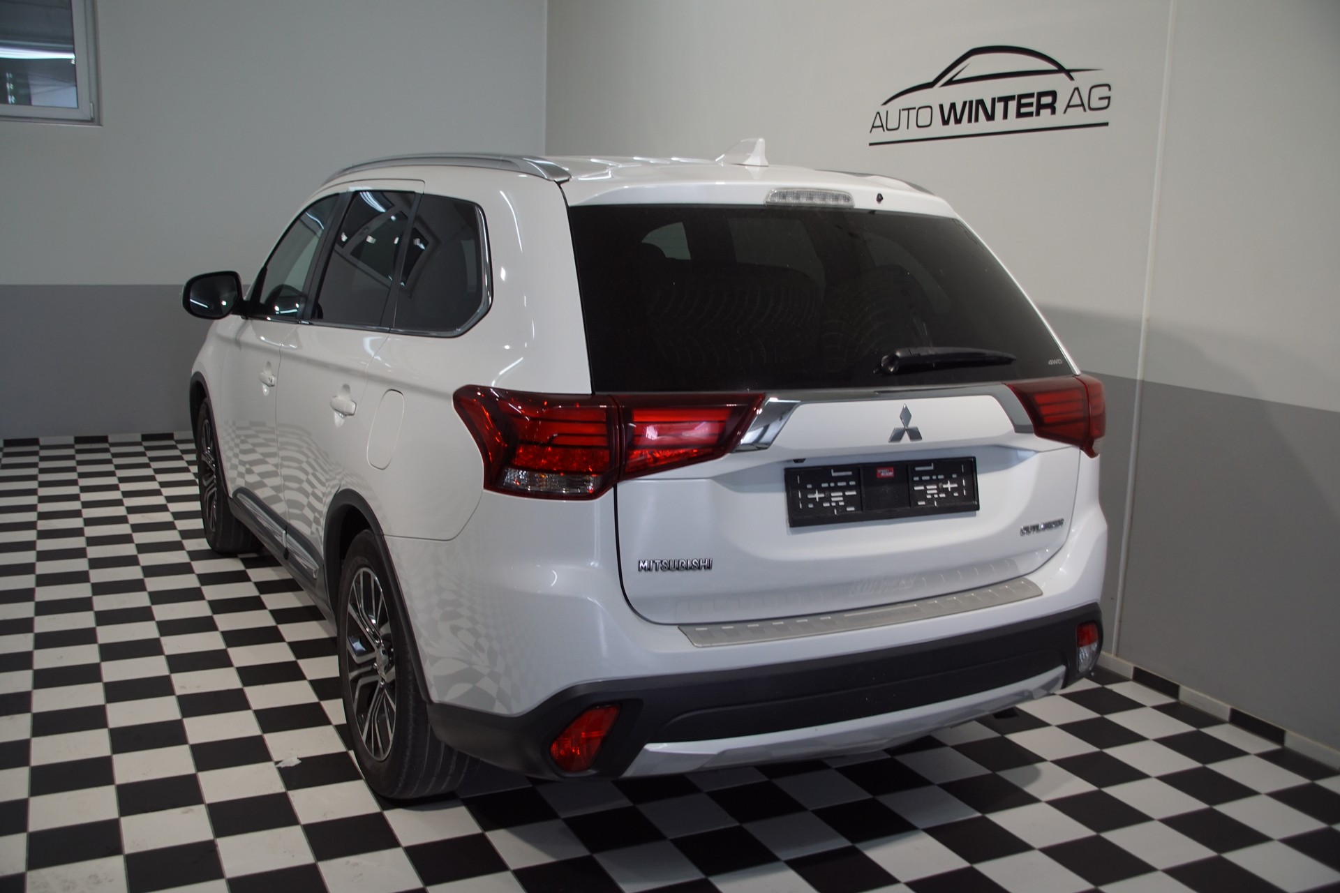 MITSUBISHI Outlander 2.2 DID 4WD Automatic-image-7
