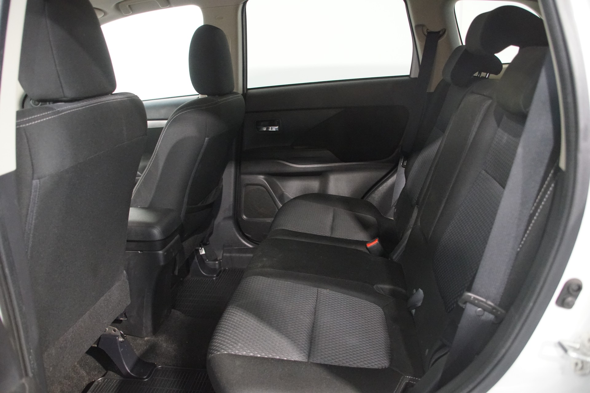 MITSUBISHI Outlander 2.2 DID 4WD Automatic-image-13