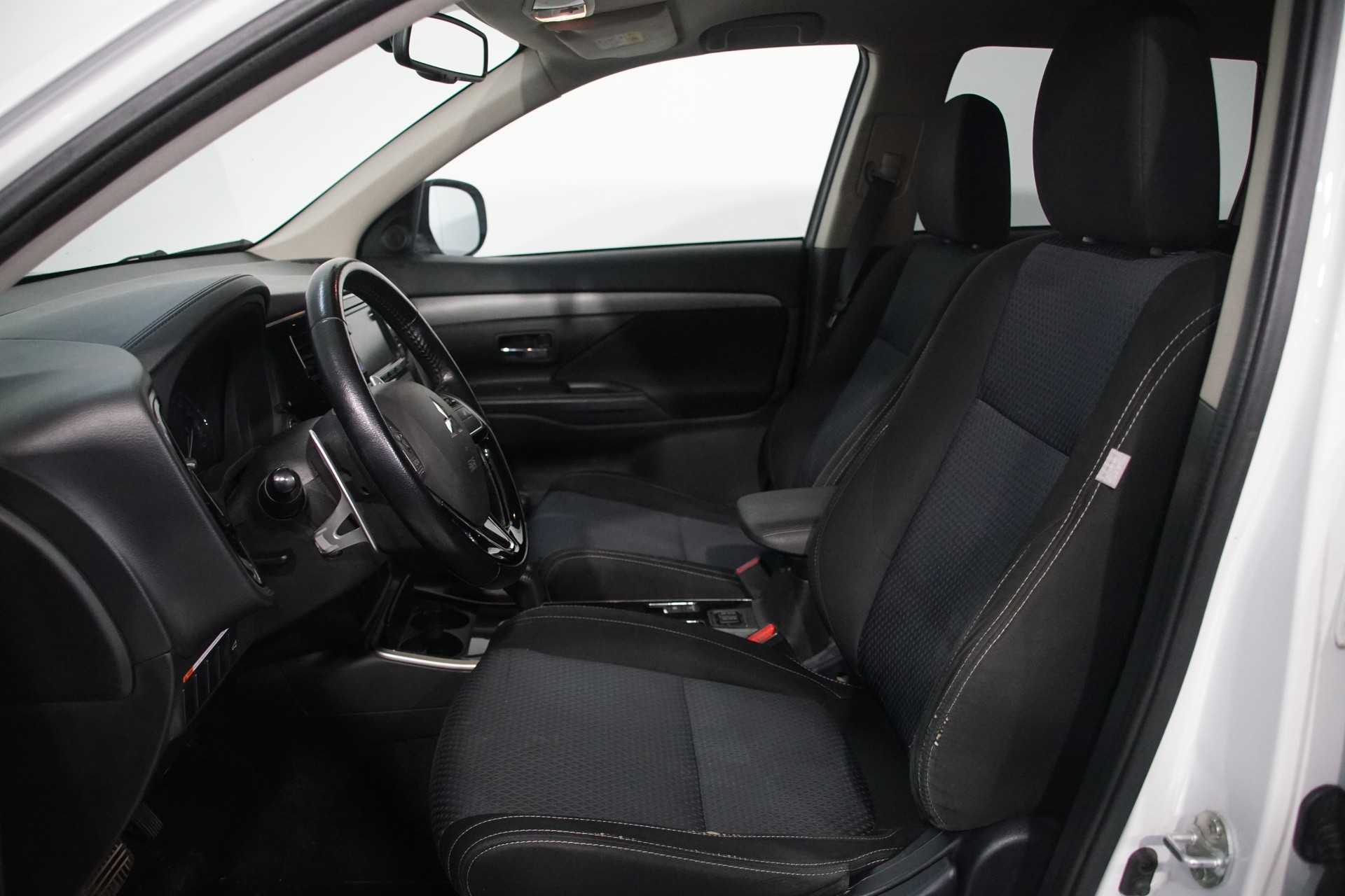 MITSUBISHI Outlander 2.2 DID 4WD Automatic-image-11