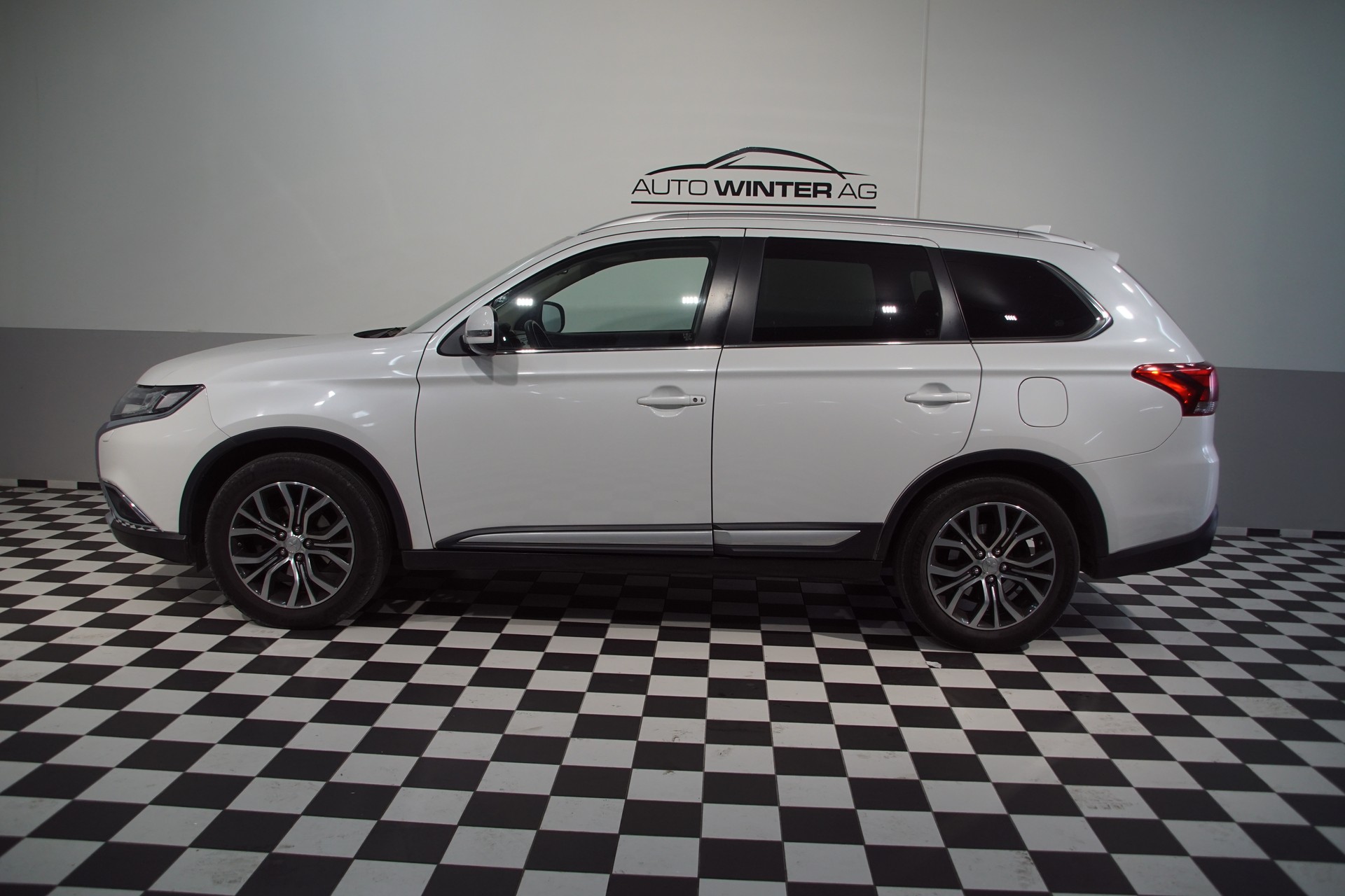 MITSUBISHI Outlander 2.2 DID 4WD Automatic-image-9