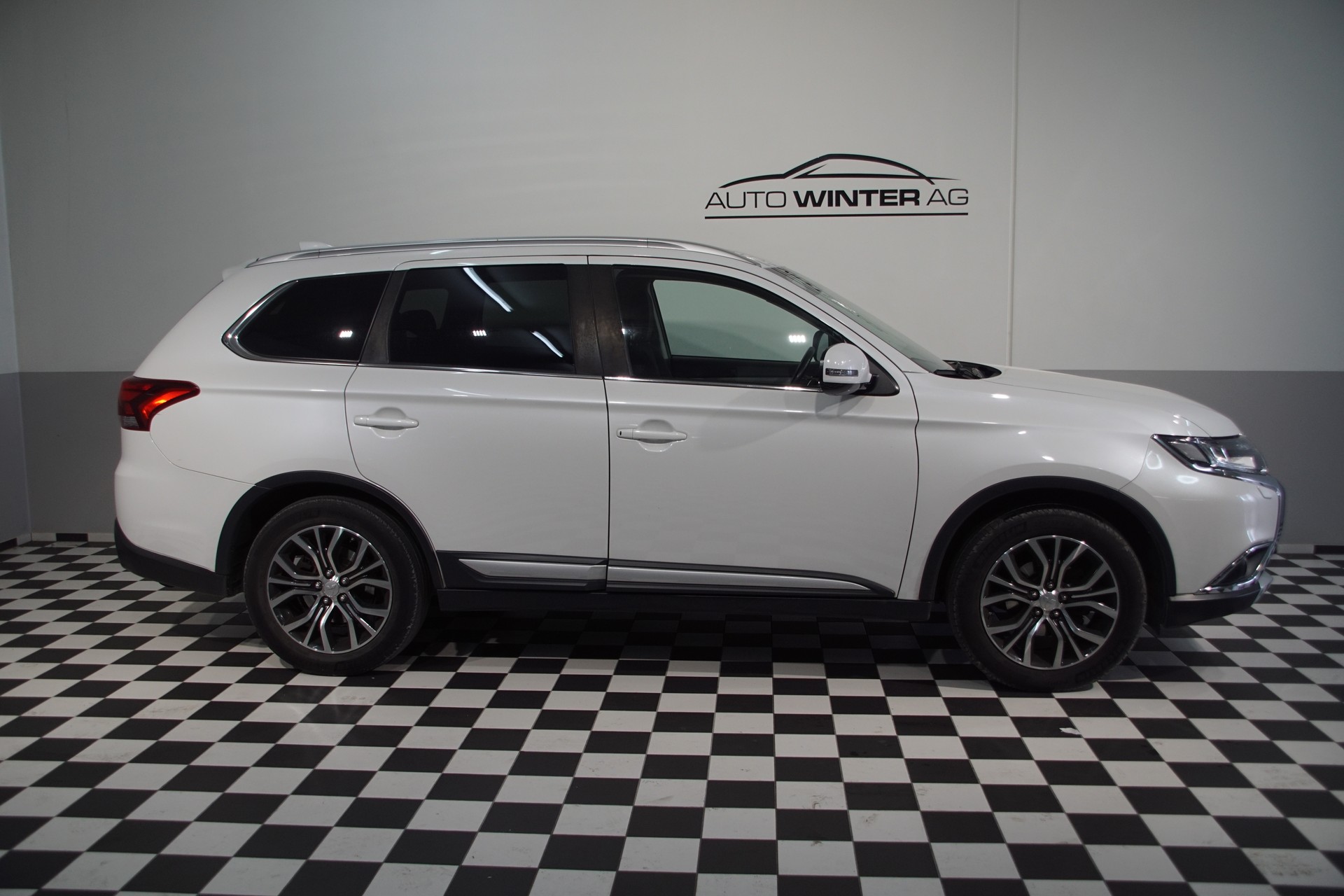 MITSUBISHI Outlander 2.2 DID 4WD Automatic-image-5