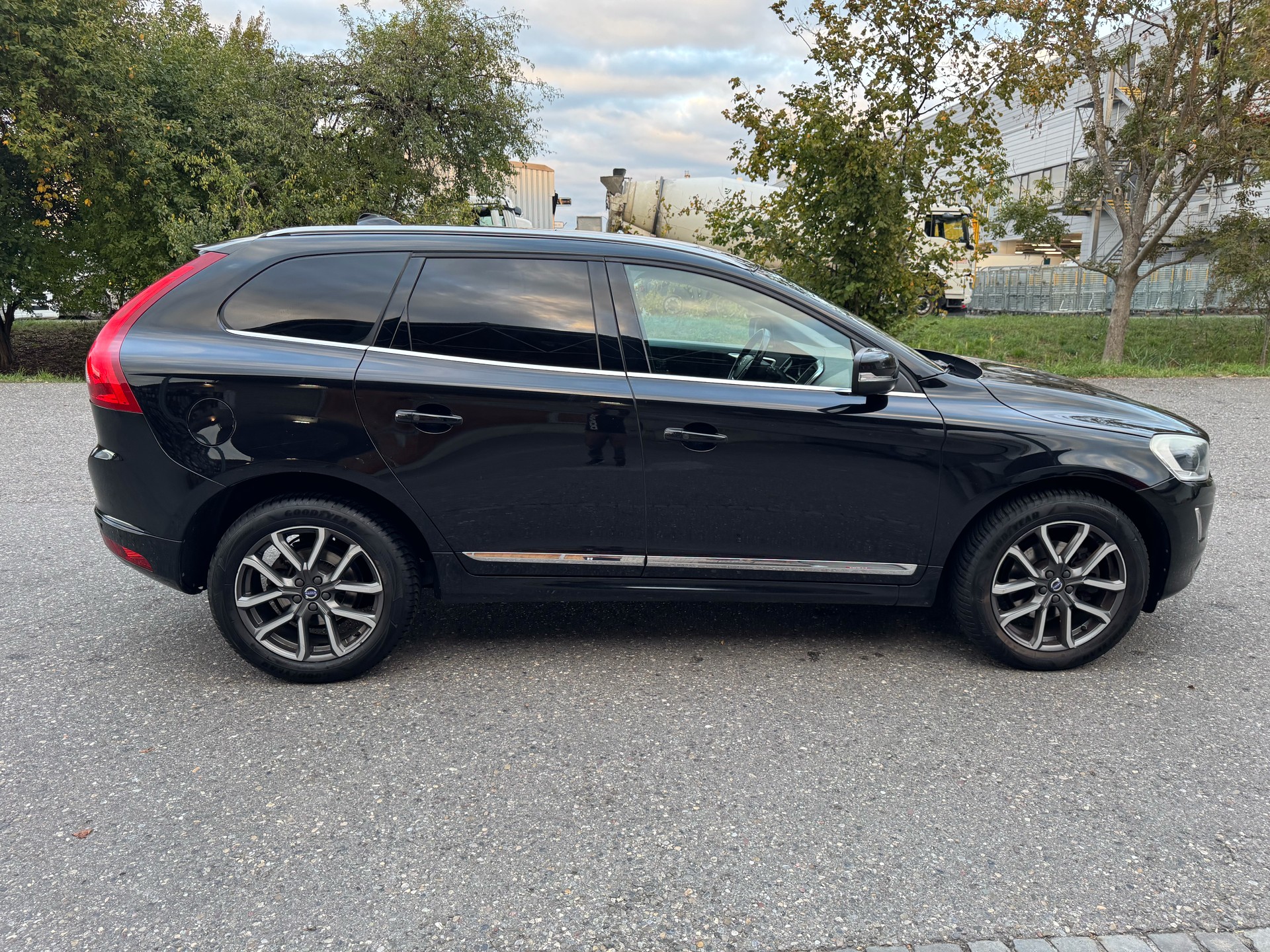 VOLVO XC60 D5 AWD Kinetic Geartronic-image-9