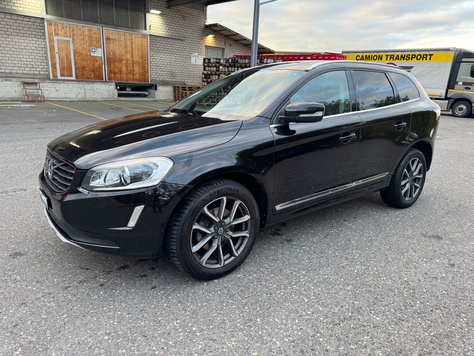 VOLVO XC60 D5 AWD Kinetic Geartronic-image-2