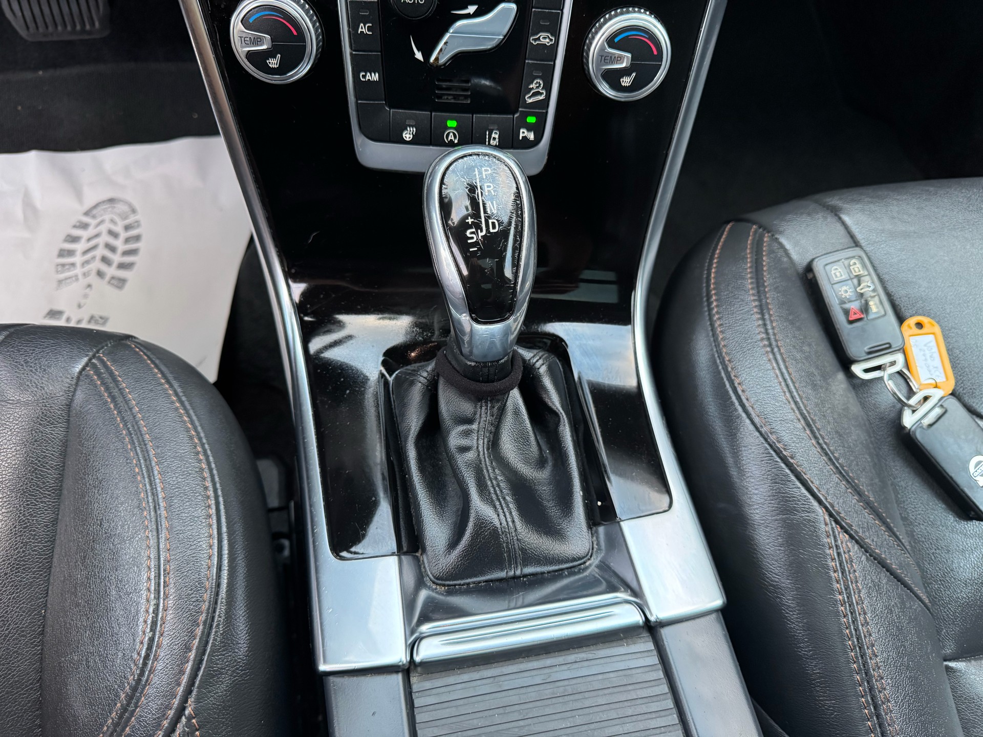 VOLVO XC60 D5 AWD Kinetic Geartronic-image-26