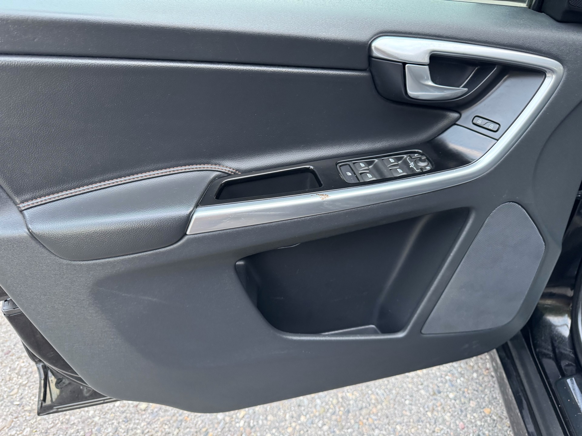 VOLVO XC60 D5 AWD Kinetic Geartronic-image-16
