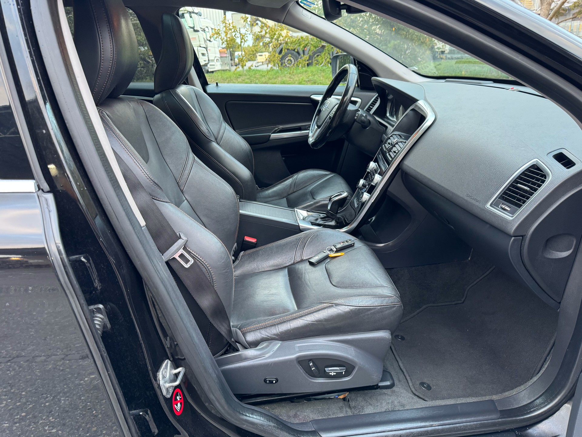 VOLVO XC60 D5 AWD Kinetic Geartronic-image-11