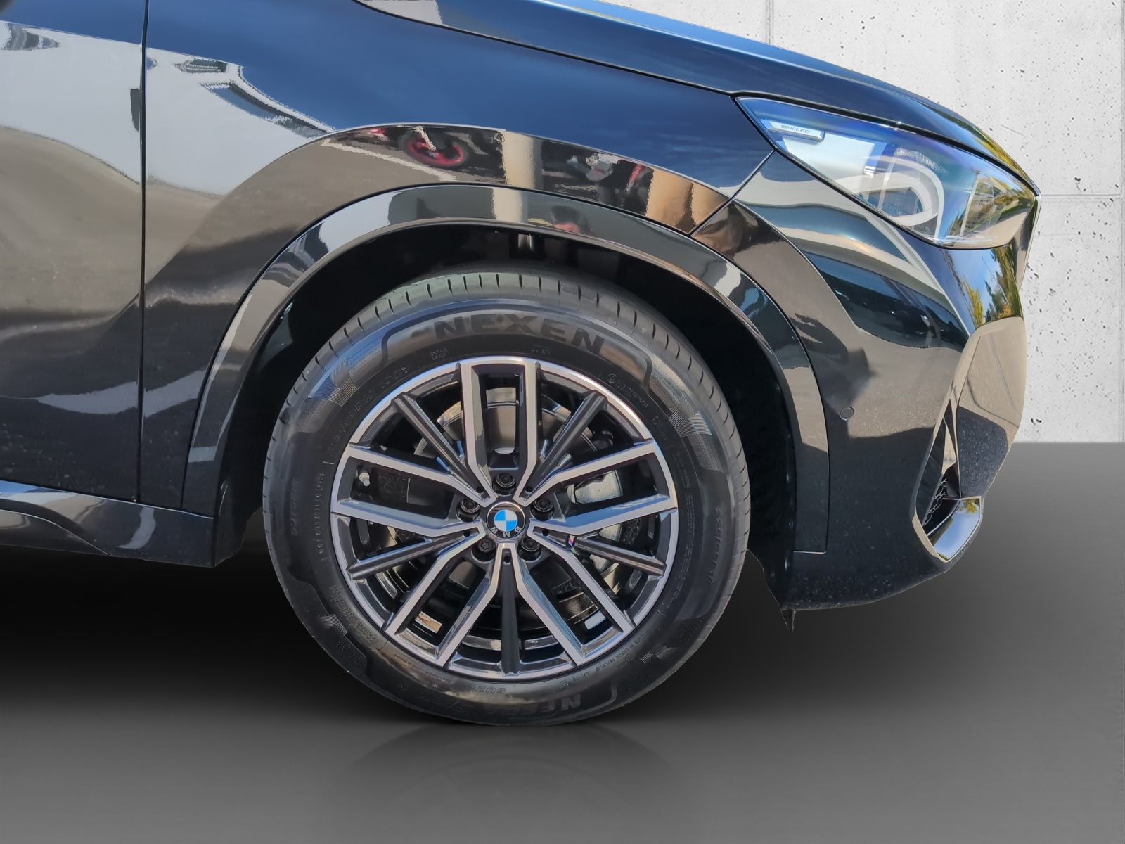 BMW iX1 eDrive 20 M Sport-image-8