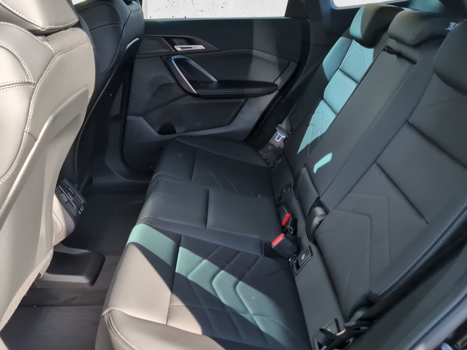 BMW iX1 eDrive 20 M Sport-image-13