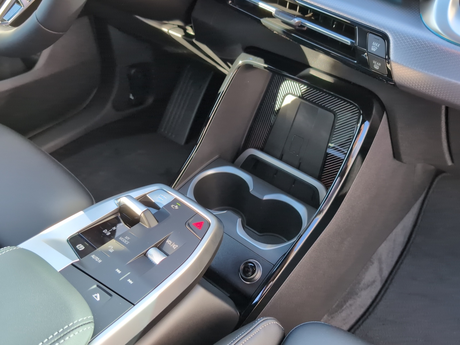 BMW iX1 eDrive 20 M Sport-image-17
