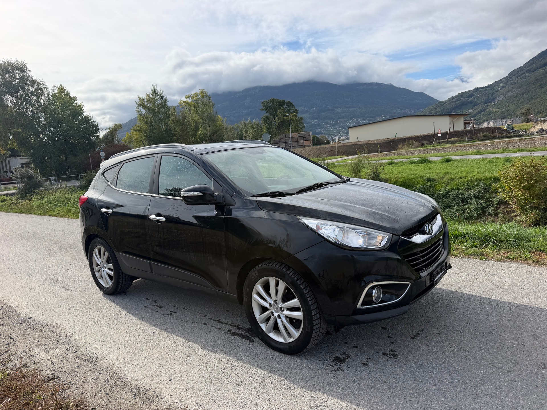 HYUNDAI iX 35 2.0 CRDi Premium 4WD Automatic-image-2