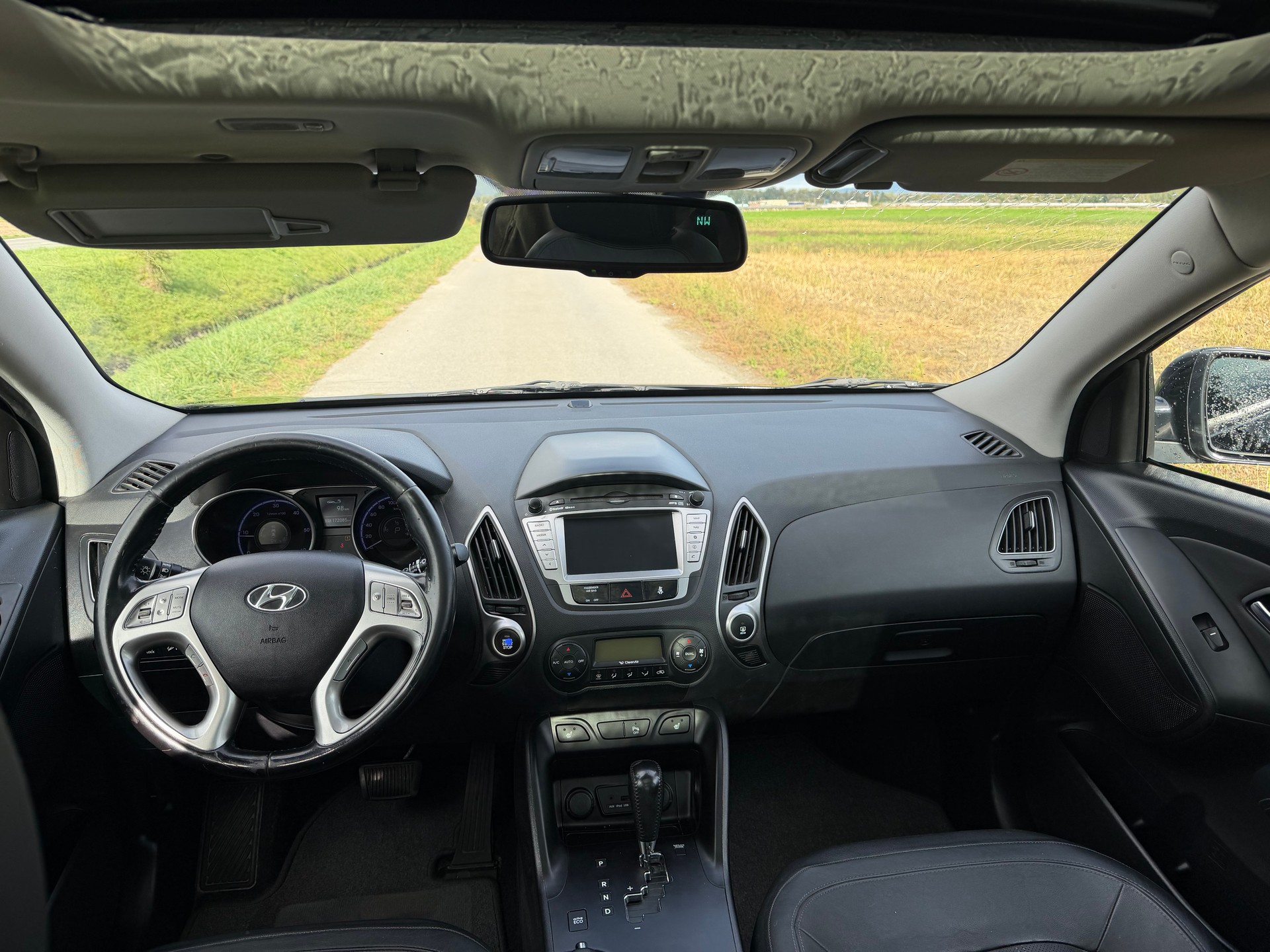 HYUNDAI iX 35 2.0 CRDi Premium 4WD Automatic-image-6