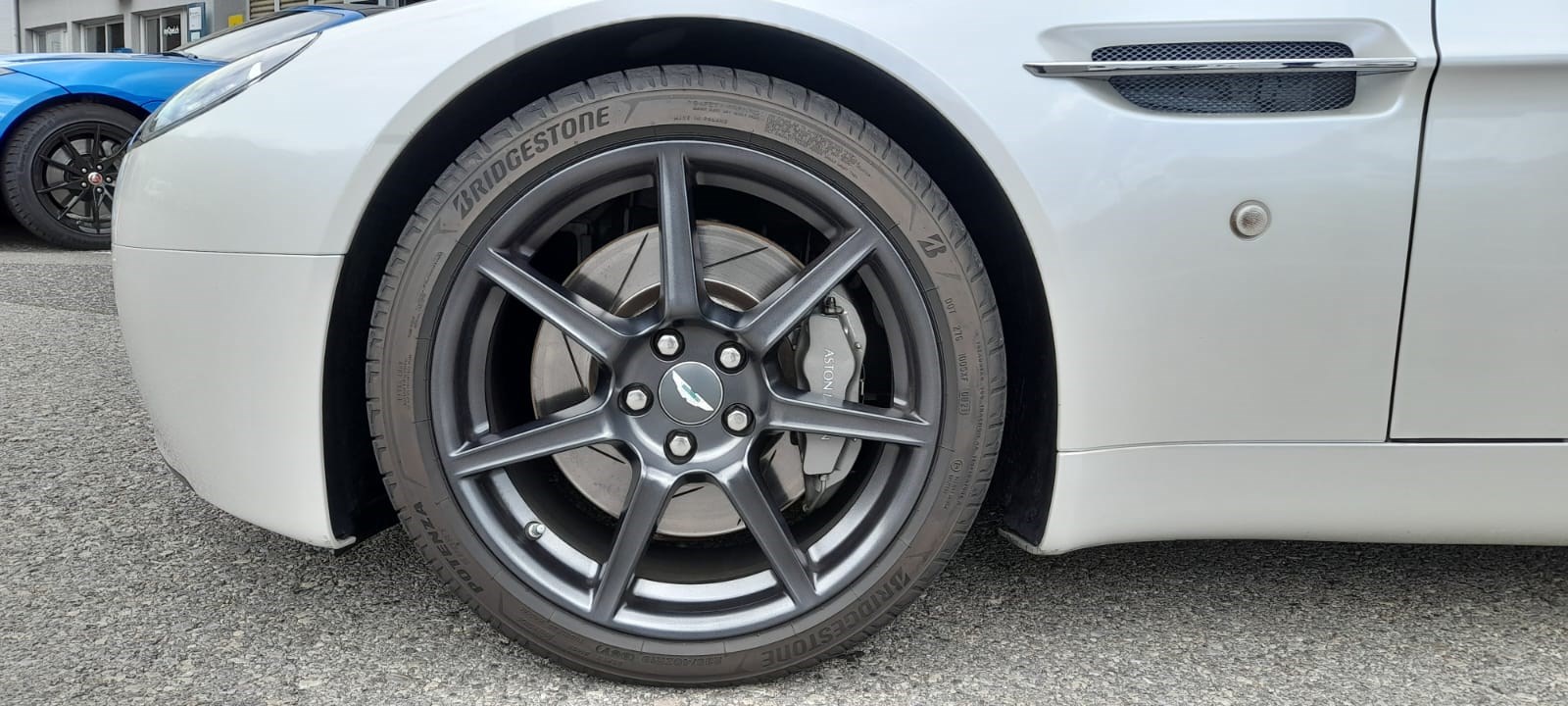 ASTON MARTIN V8 Vantage 4.3-image-10
