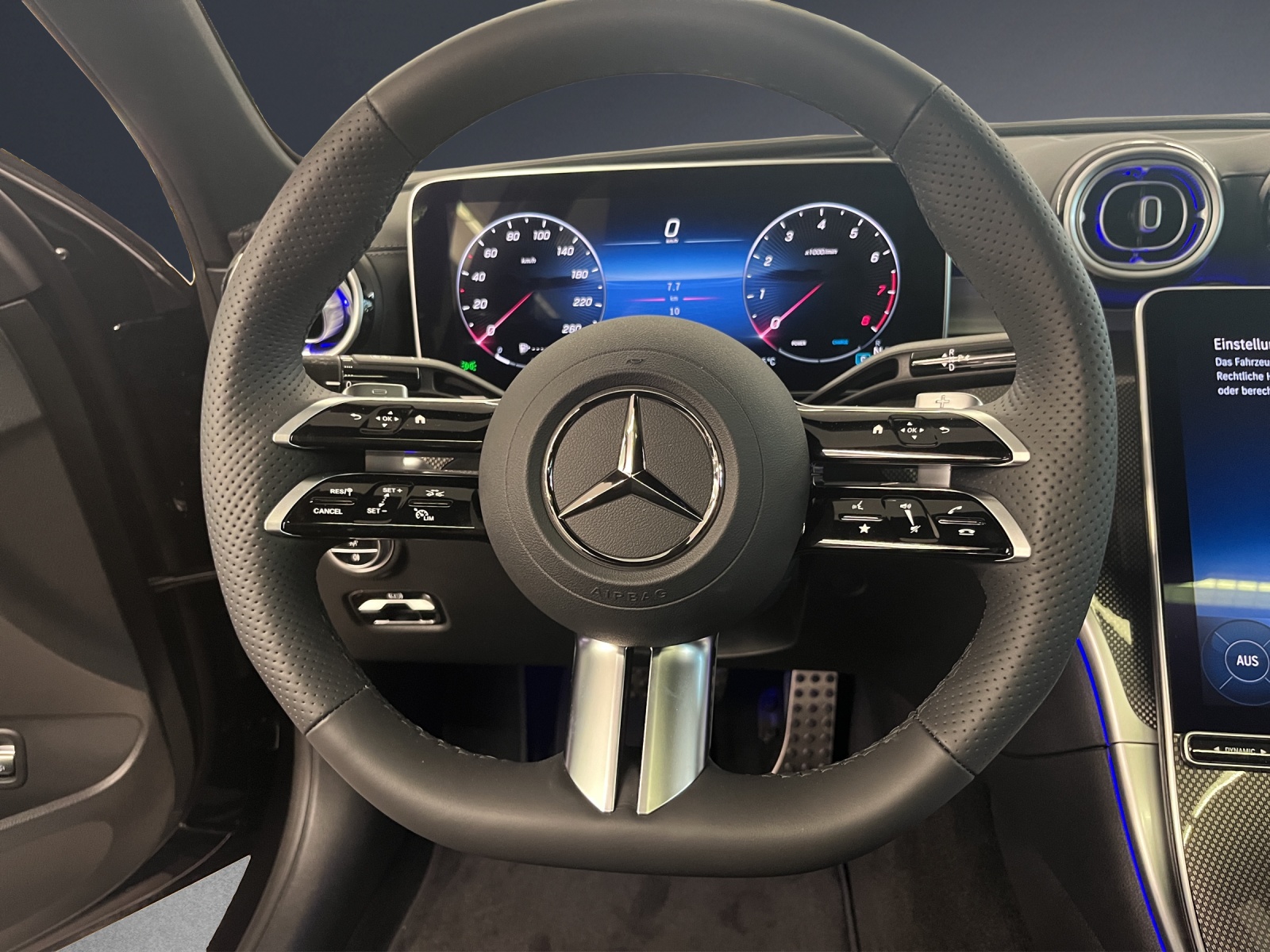 MERCEDES-BENZ C 200 4Matic AMG Line-image-7