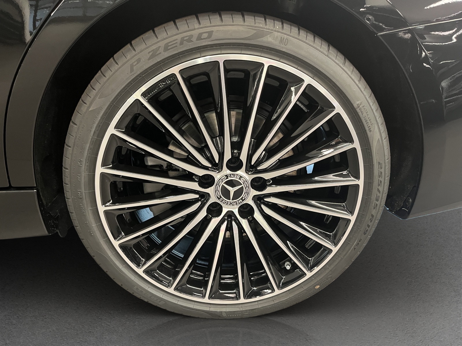 MERCEDES-BENZ C 200 4Matic AMG Line-image-13