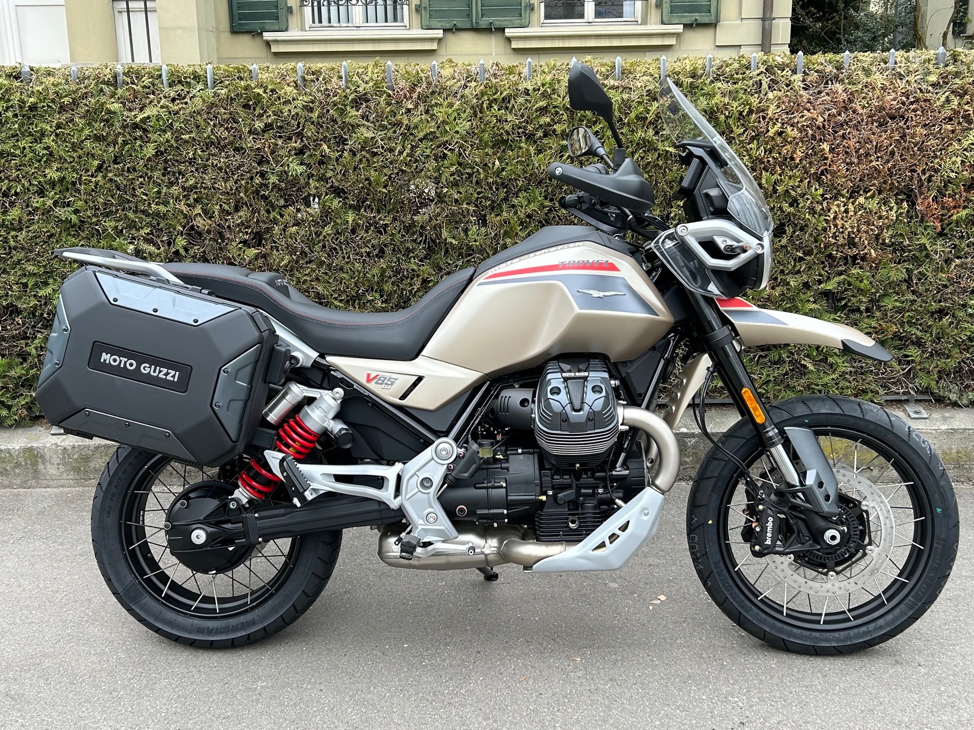 MOTO GUZZI V85 TT Travel E5+-image-1