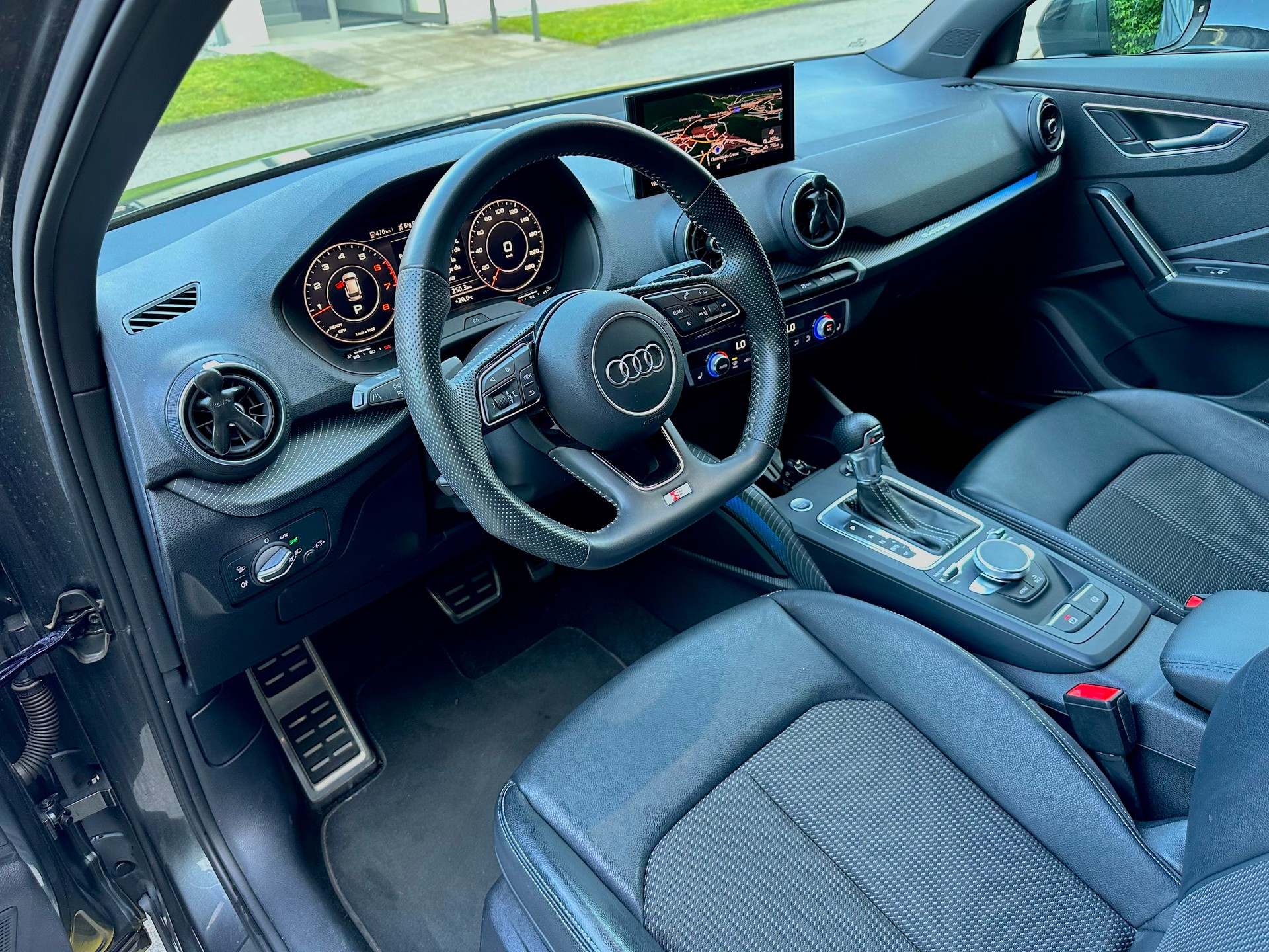 AUDI Q2 2.0 TFSI sport quattro S-tronic-image-4