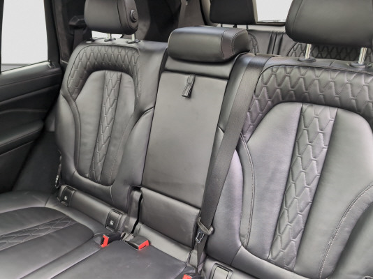 BMW X7 xDrive M50i-image-9