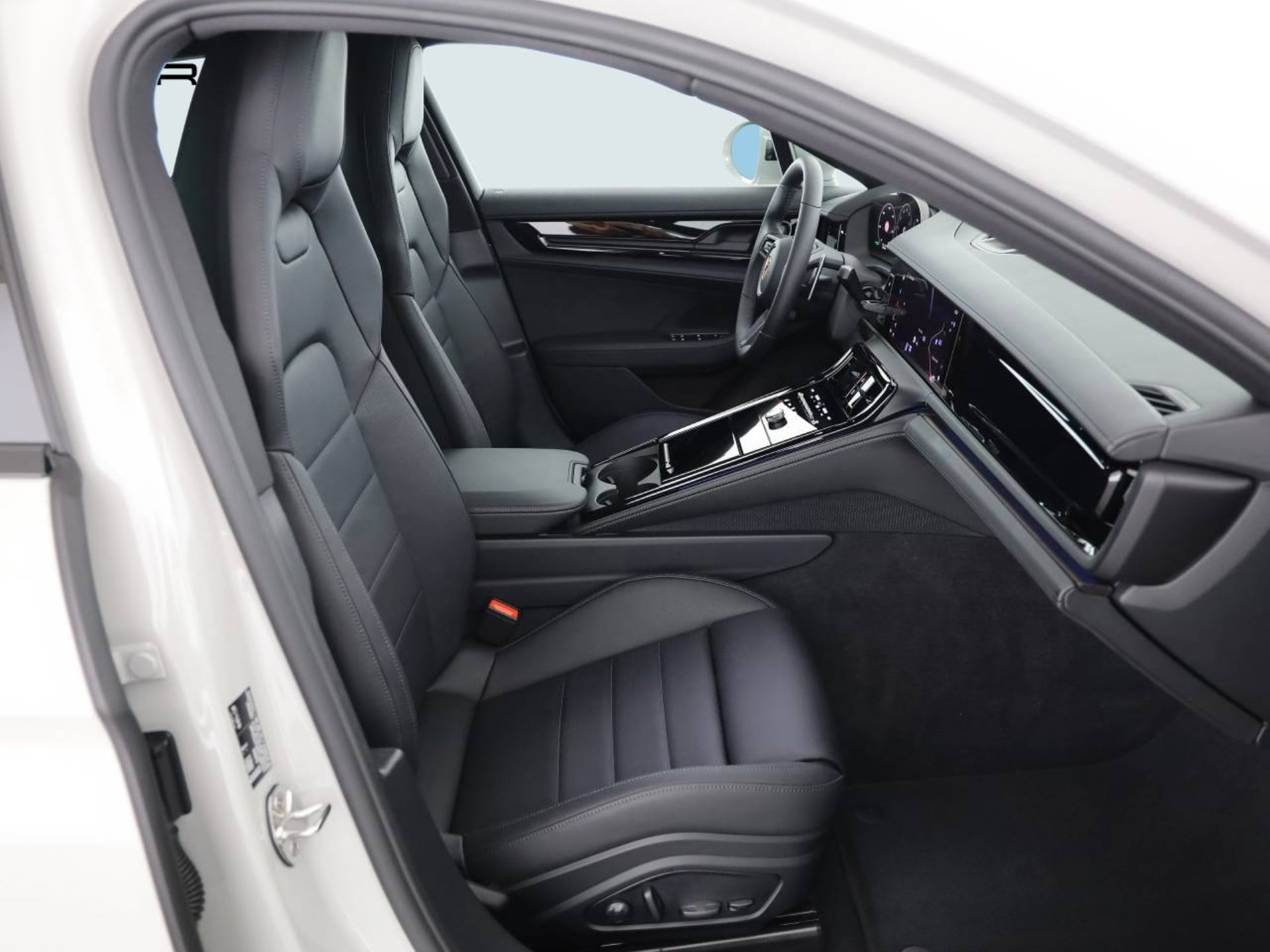 PORSCHE Panamera 4 E-Hybrid-image-9