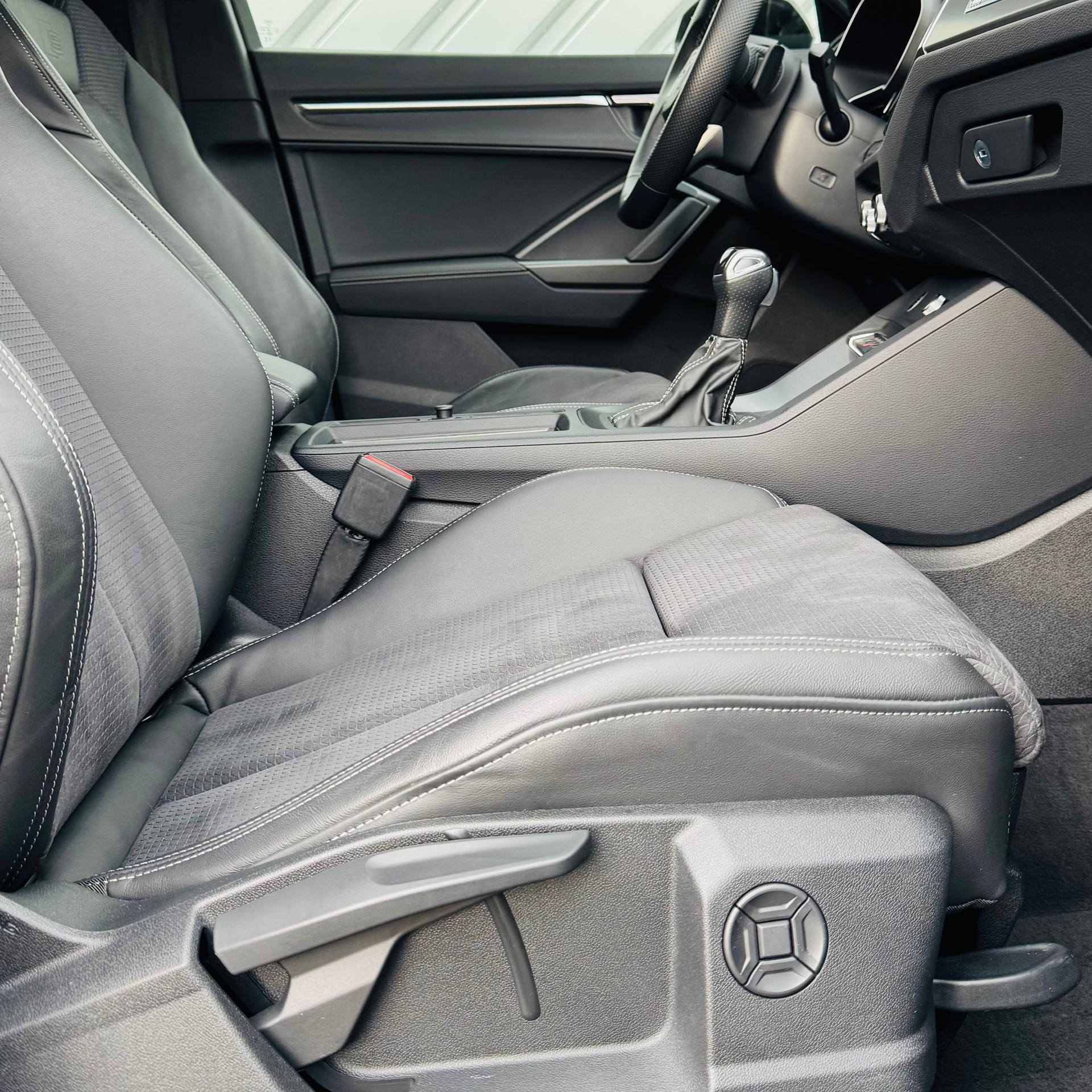 AUDI Q3 35 TFSI S line Attraction S-tronic-image-26
