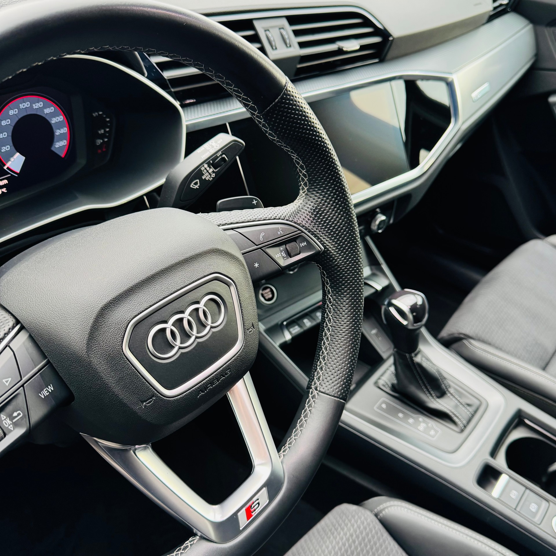 AUDI Q3 35 TFSI S line Attraction S-tronic-image-10