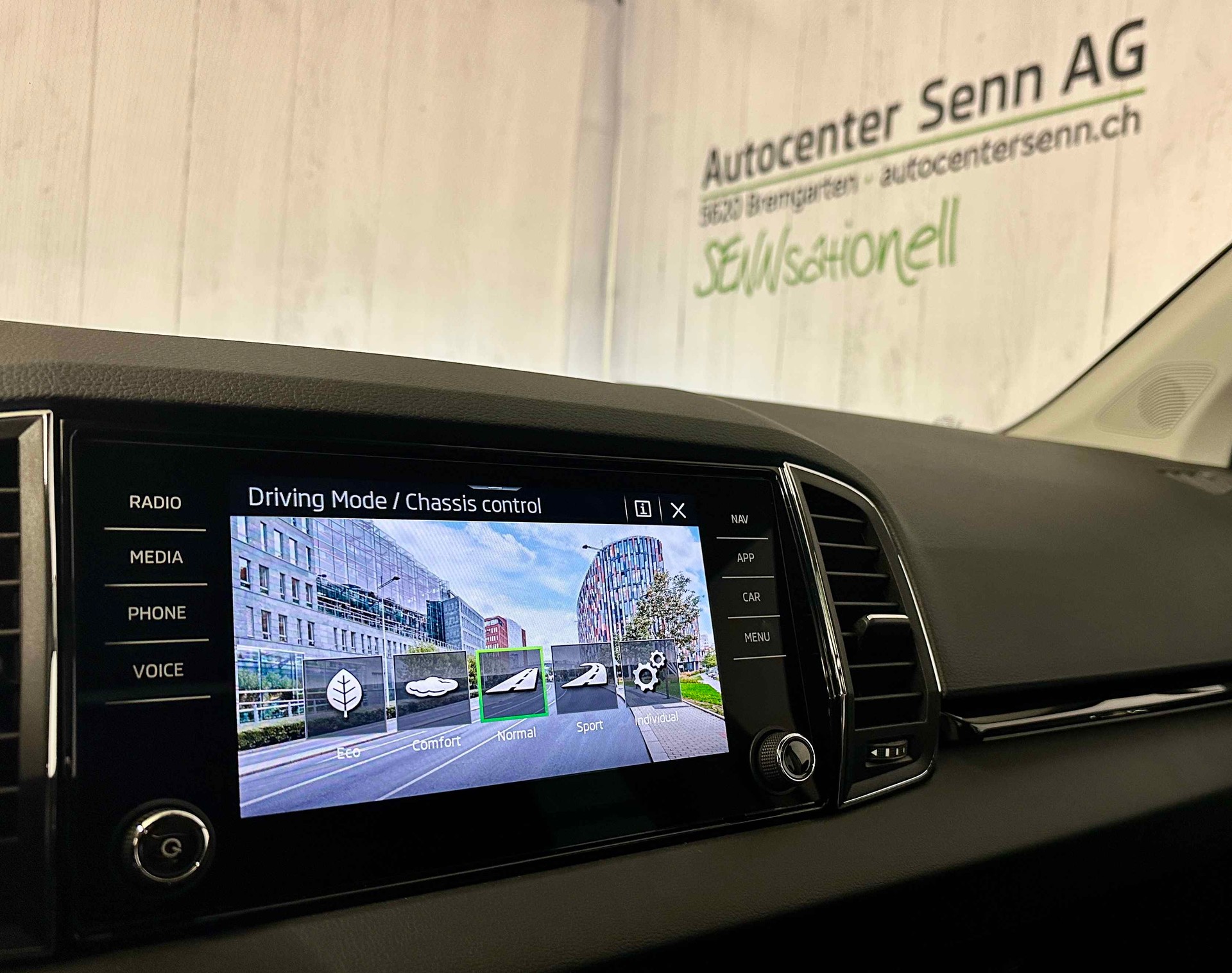 SKODA Karoq 1.5 TSI Dynamic DSG-image-15