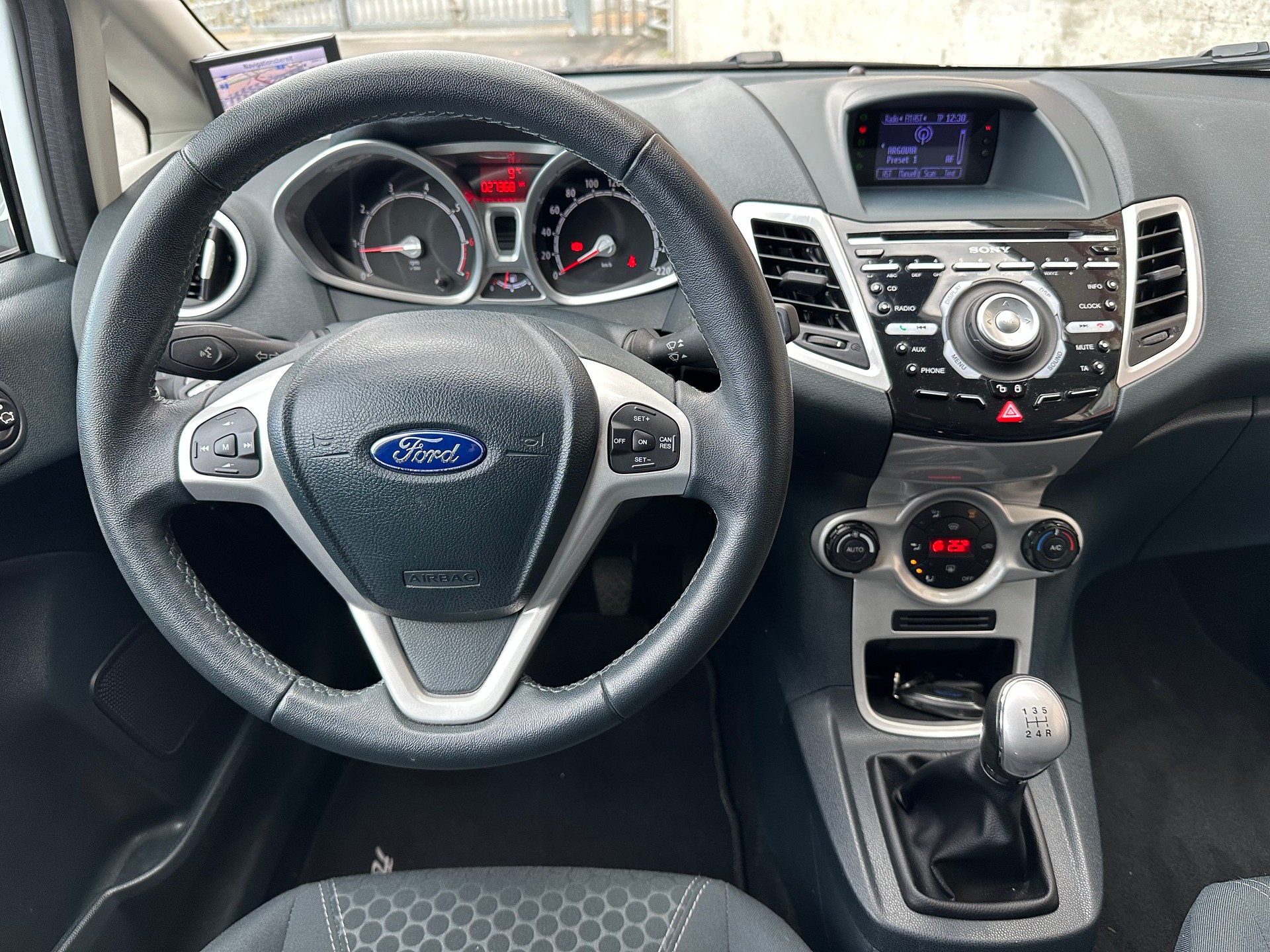 FORD Fiesta 1.4 16V Titanium-image-10
