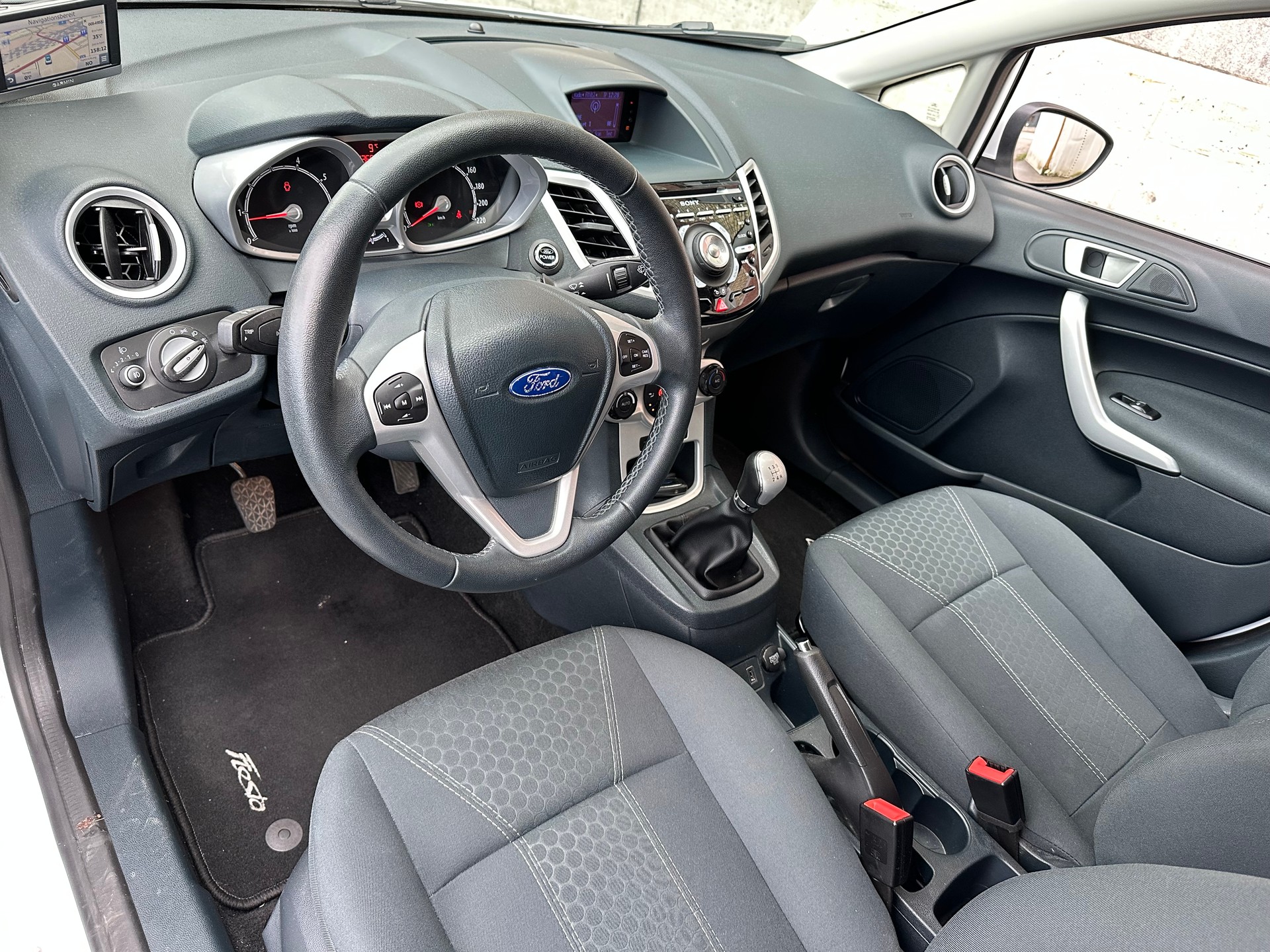 FORD Fiesta 1.4 16V Titanium-image-9